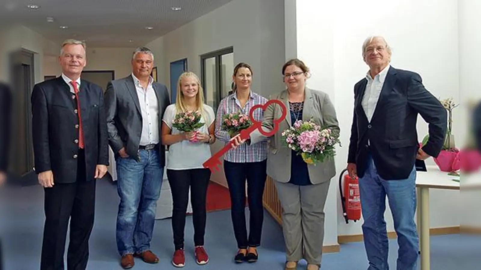 Bürgermeister Jan Neusiedl (l.) konnte den Kindergarten gemeinsam mit dem Architekten Thomas Stroh, den Kindergärtnerinnen Lena Ahlert, Daniela Wünsch, Kindergartenleitung Diana Burger und Architekten Jens Oldenbourg (v. l.) eröffnen.  (F.: hw)
