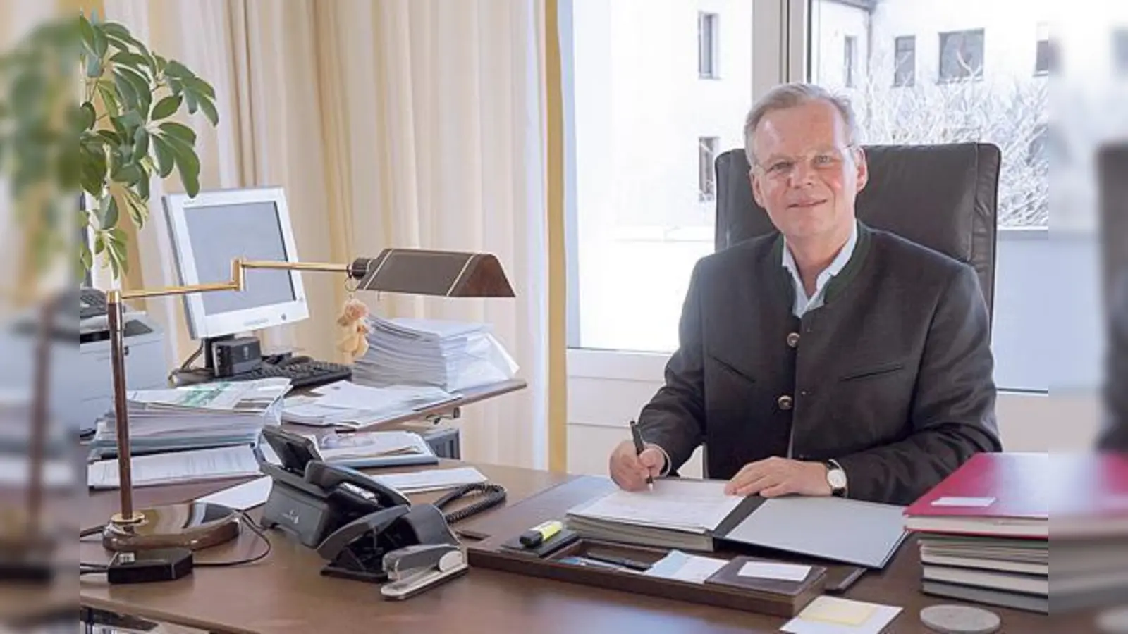 Bürgermeister Jan Neusiedl, hier an seinem Schreibtisch, hat viel zu tun, denn viele wichtige Projekte wollen auch im Jahr 2018 zu einem guten Ende geführt werden.	 (Foto: hw)
