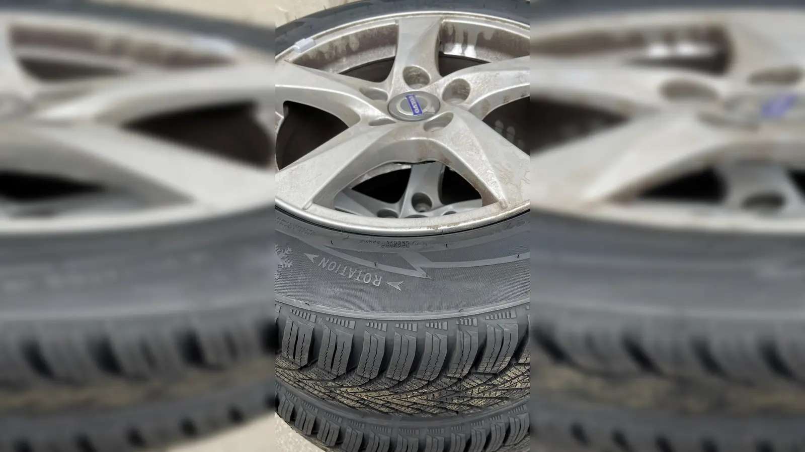 Unfassbar: Einem Mitglied der FFW Zorneding wurden bei einem Einsatz die Schrauben eines Vorderreifens gelöst. Der Bürgermeister ist untröstlich. (Foto: hw)