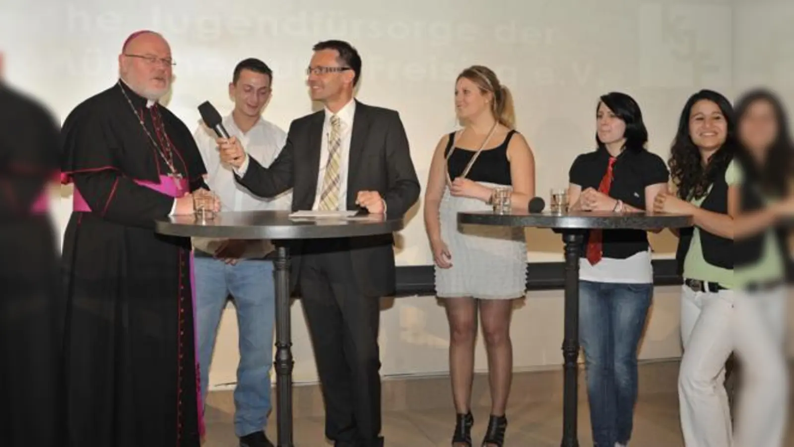 Erzbischof Reinhard Marx (links) stand Rede und Antwort bei der Talkshow zum Jubiläumsfest.  (Foto: VA)