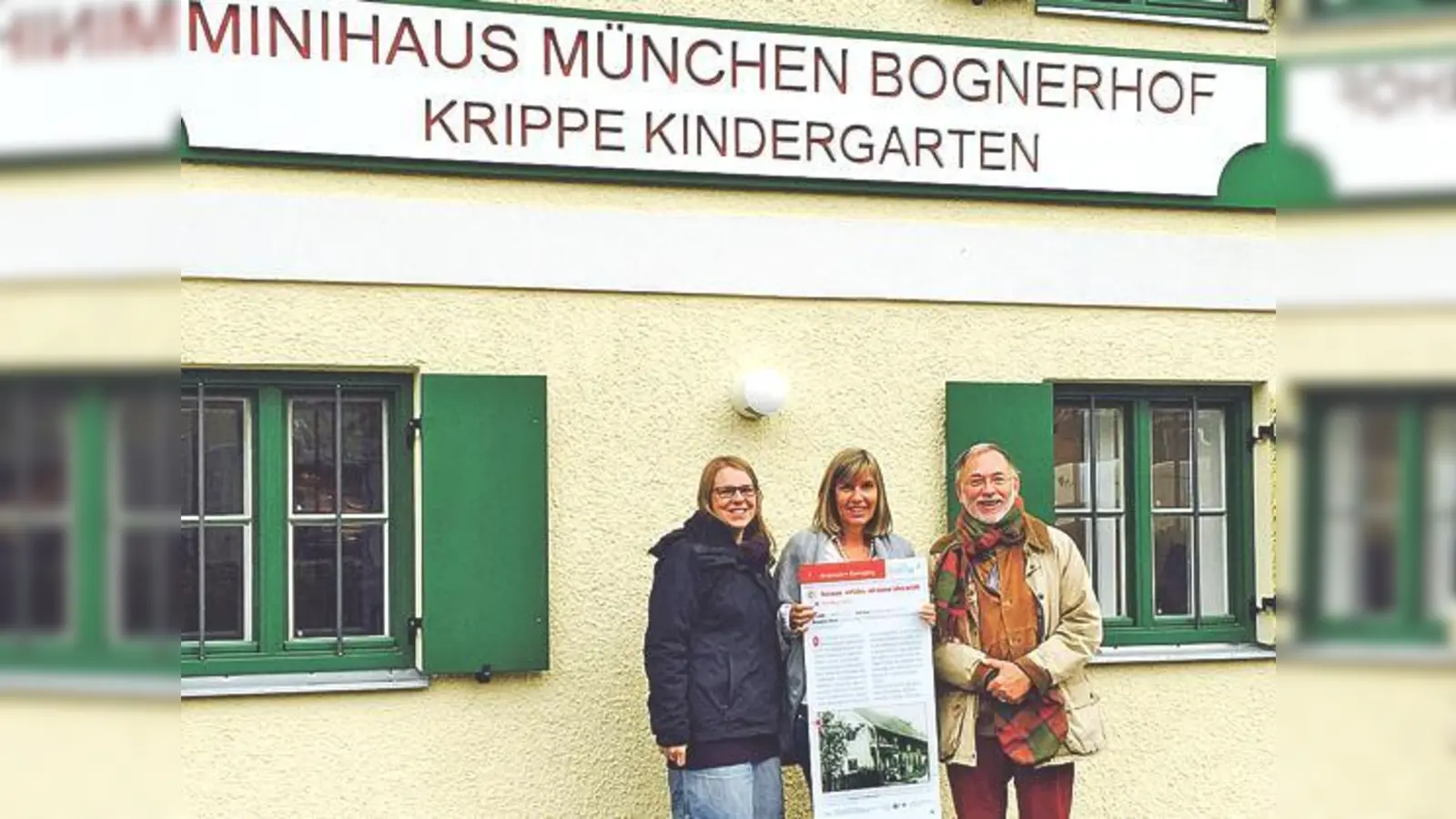 Selma Last und Dr. Georg Kronawitter überreichten Sabine Kobusch (Mitte) Infotafel-Bognerhof. 	 (F.: privat)