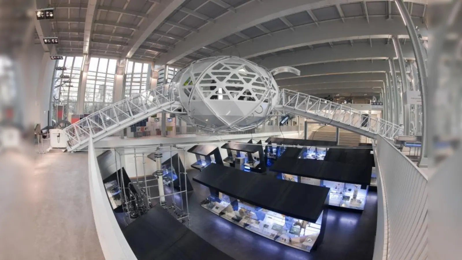 Blick auf die Vitrinen der Ausstellung Nano- und Biotechnologie (Foto: © Deutsches Museum)