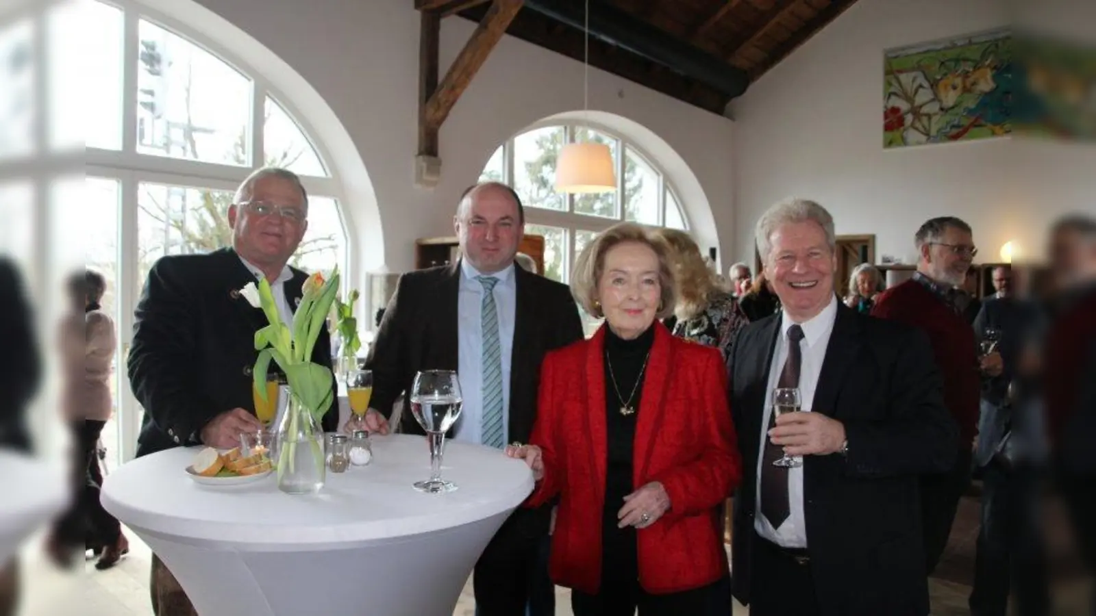 2. Bürgermeister von Seefeld, Josef Schneider, Stellvertretender Landrat Georg Scheitz (v.li.) und Seefelds Bürgermeister Wolfram Gum beglückwünschen Dr. Isabel Mühlfenzl zum umgestalteten Hechendorfer Bahnhofsgebäude. (Foto: pst)