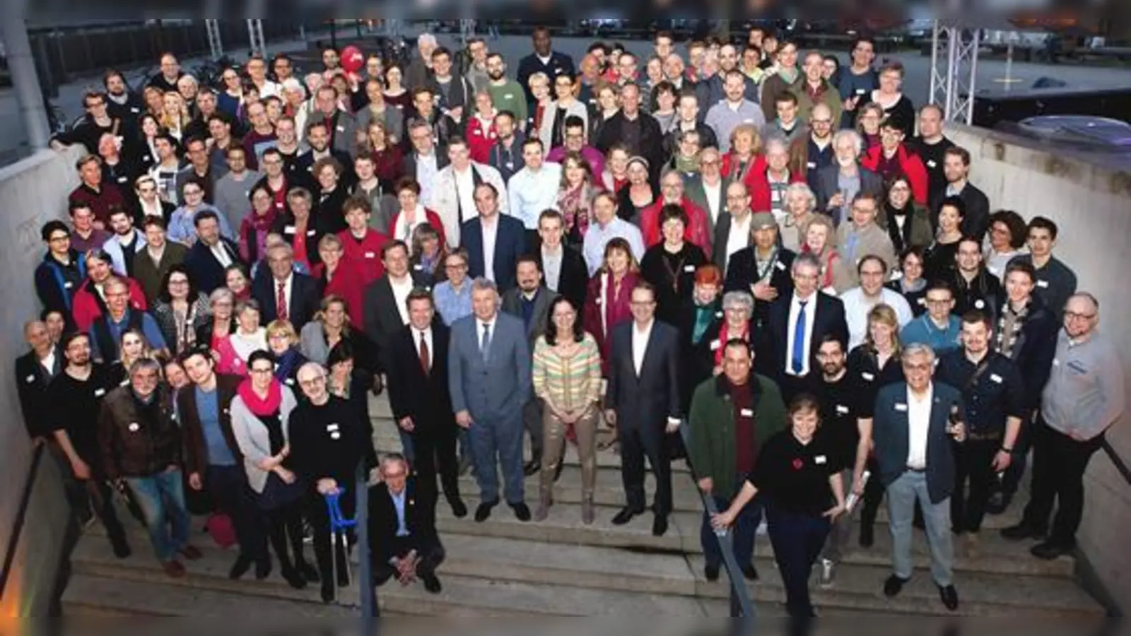 Die Münchner SPD mit ihrer Vorsitzenden Claudia Tausend (vorne Mitte) nimmt den Kampf um das Vertrauen der Wähler an.	 (Foto: SPD München)