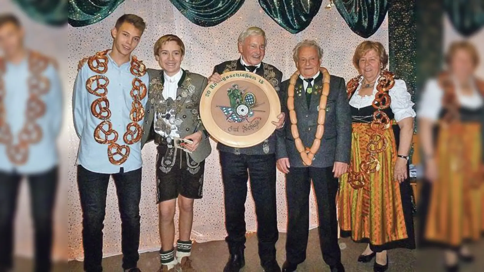 Die neuen Könige amtieren bis zum Weihnachtsschießen 2014 von links: Christian Hercog (3. Platz), Sebastian Fränkel (Jugend-Schützenkönig), Wilhelm Dresel (Schützenkönig), Ramon Espada (2. Platz) und Dorothea Reichert (3. Platz).	 (F.: privat)
