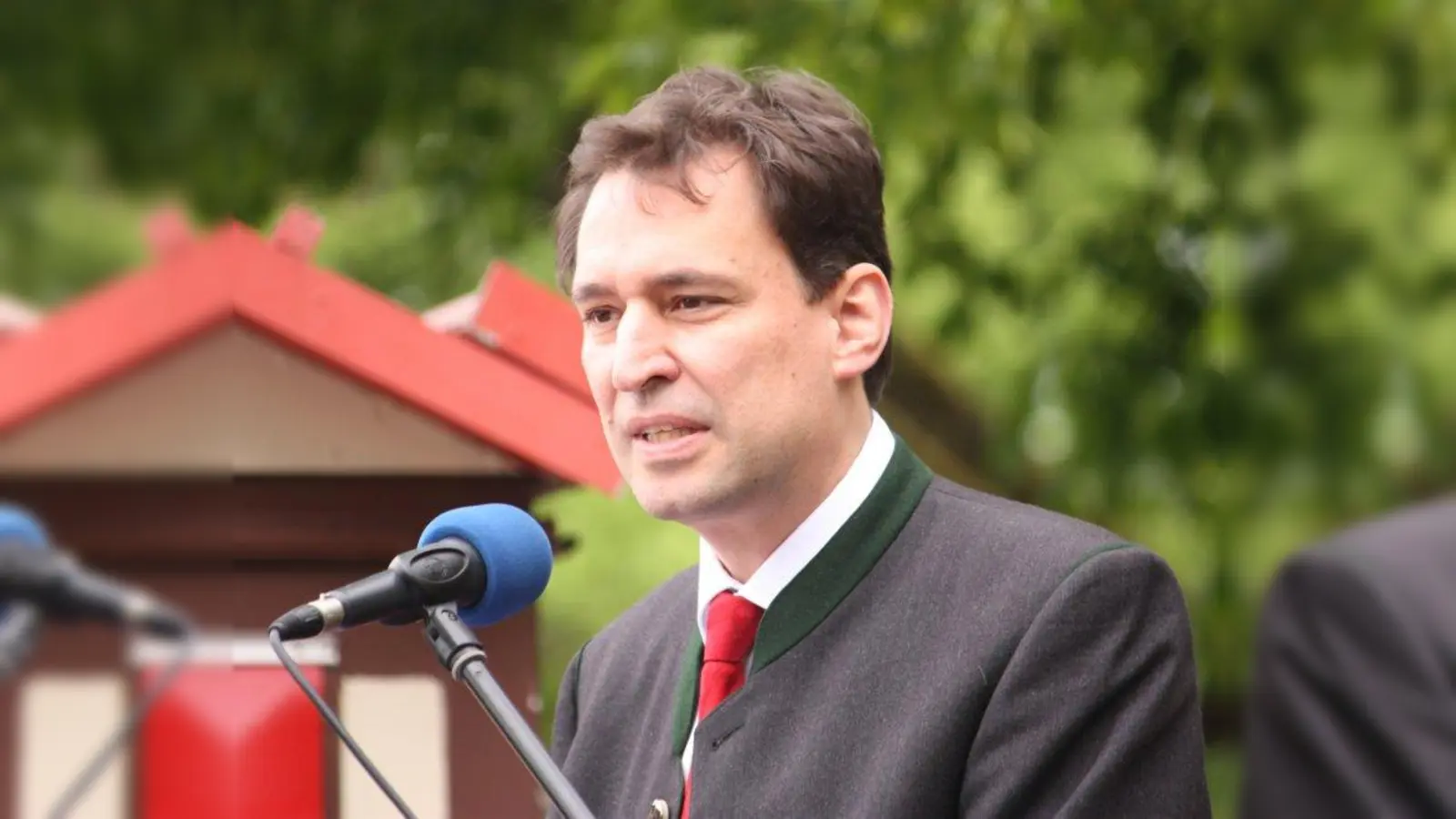 „Symbol des Zusammenhalts”: Digitalminister Georg Eisenreich dankte dem Maibaumverein. (Foto: job)