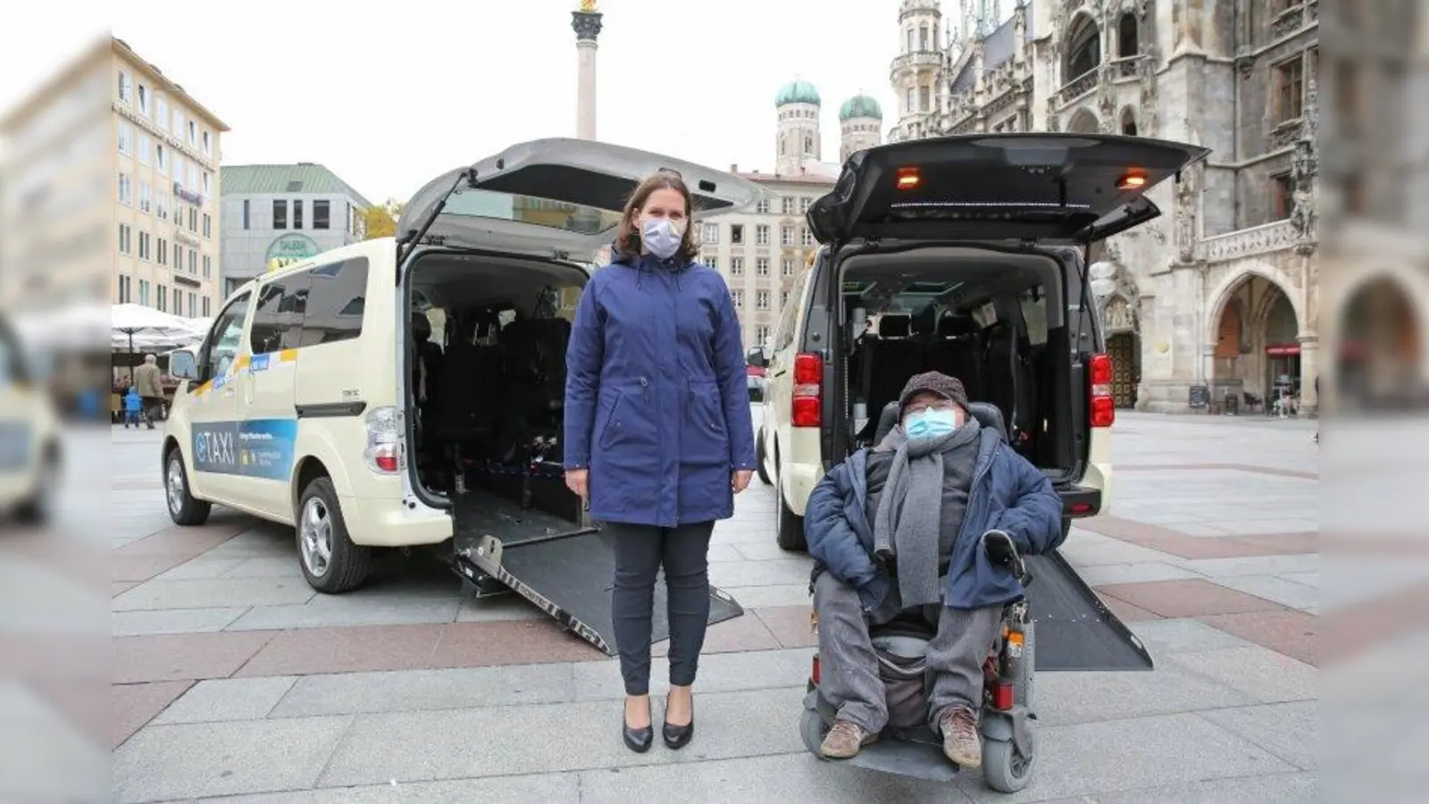 Eine verbesserte Mobilität für Rollstuhlfahrer: Bürgermeisterin Verena Dietl und Behindertenbeauftragter Oswald Utz bei der Vorstellung der ersten umgebauten Taxis. (Foto: Michael Nagy/Presseamt München)