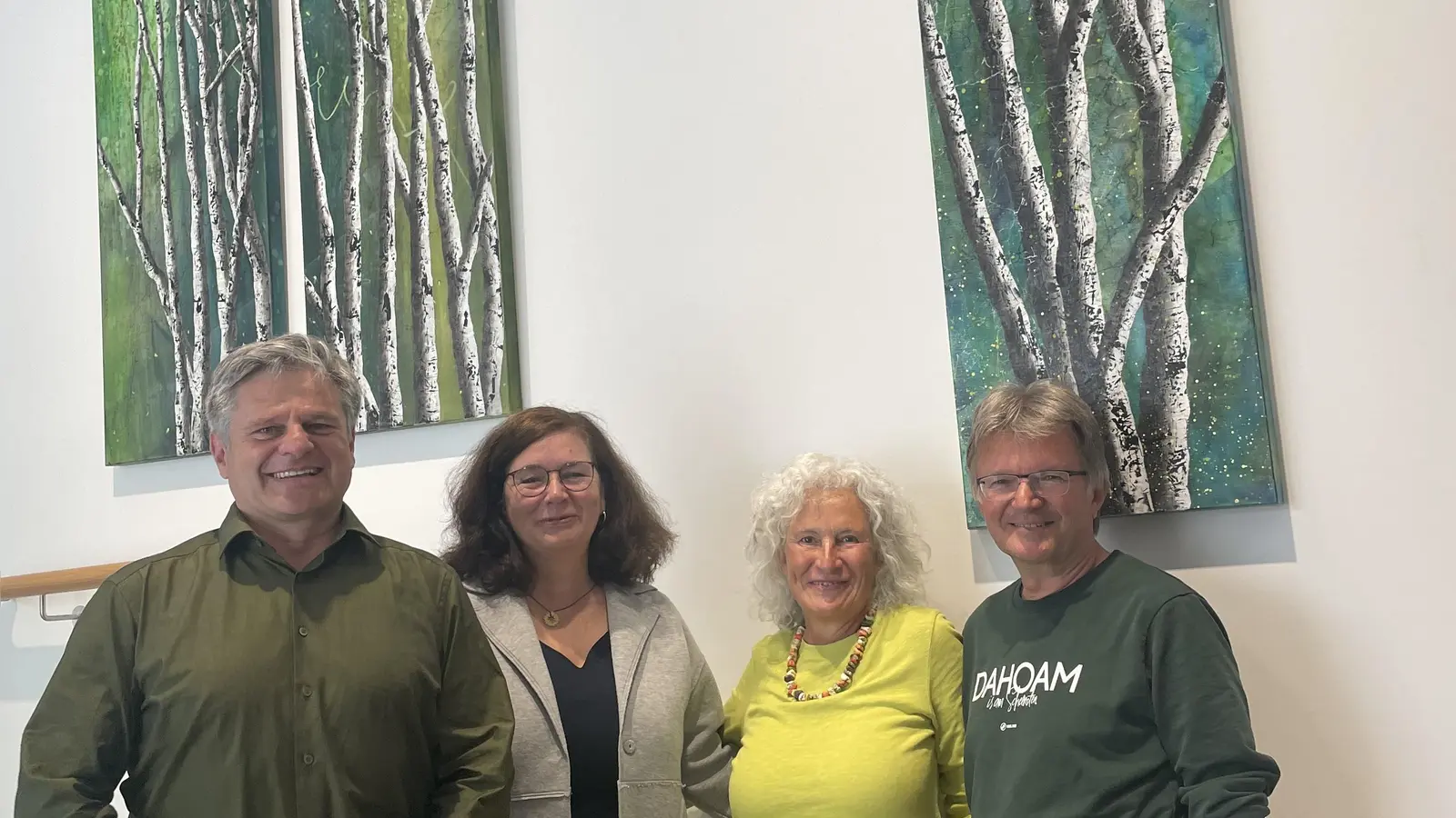 „Dem Bürgermeister werden die Bilder gefallen – liegt im doch der Wald sehr am Herzen“ - mIt dieser Vermutung lag Inge Klenk genau richtig (von links): Bürgermeister Stefan Joachimsthaler, Künstlerin Helga Schmidberger, Inge Klenk und Jürgen Klenk. (Foto: Gemeinde Alling)