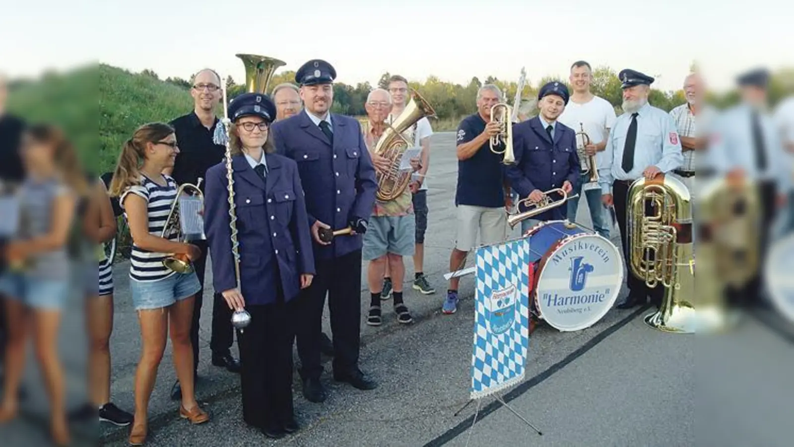 In ungewohnten Outfit konnte man die Harmonie Neubiberg bei Trachtenumzug bewundern.	 (Foto: VA)