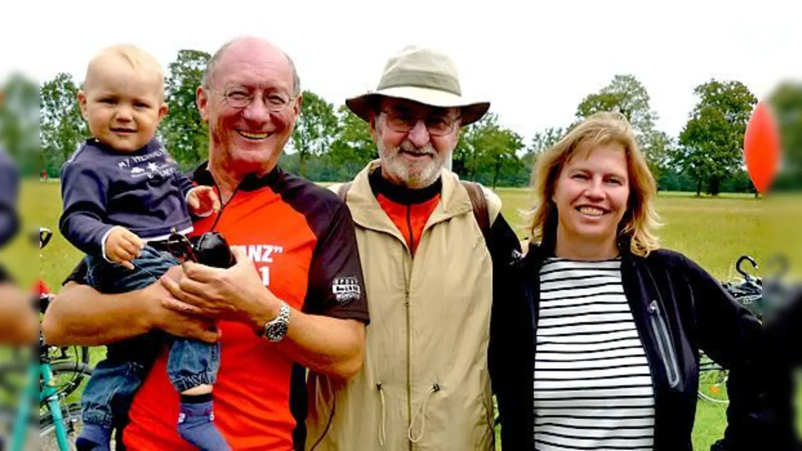 Franz Maget und Ruth Waldmann mit dem jüngsten und dem ältesten Teilnehmer der Tour. 	 (Foto: VA)