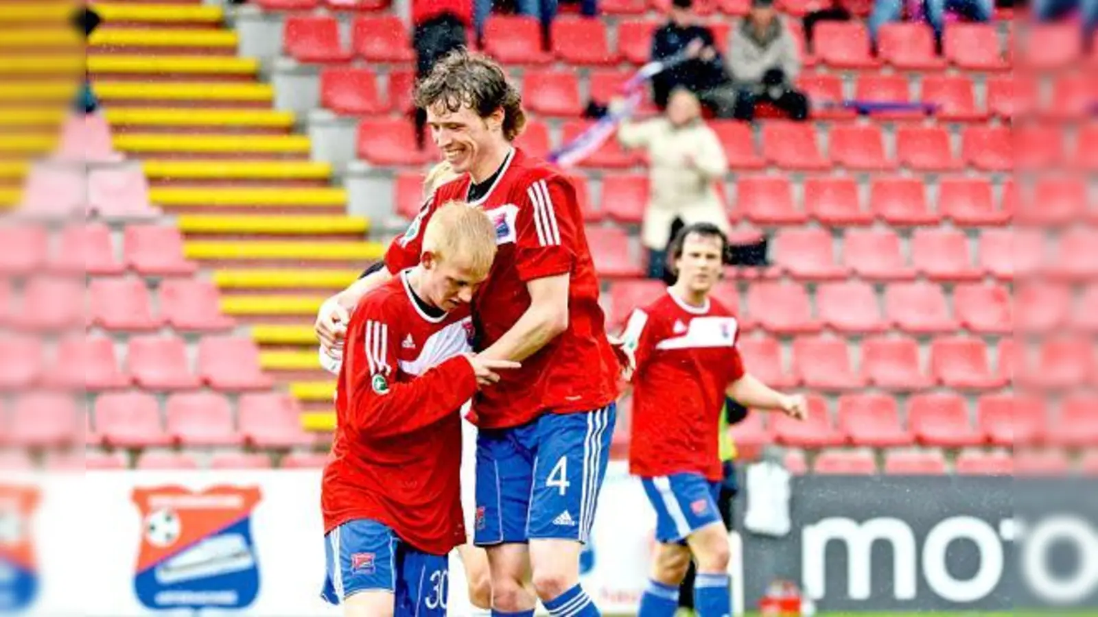Doppelstorschütze Sascha Bigalke (li.) lässt sich von Teamkollege Patrick Ziegler feiern. Der Mittelfeldspieler traf in der 45. Minute zum 1:0 und in der 83. Minute zum 4:0 gegen Bielefeld.	 (Foto: Daniel Glasl)