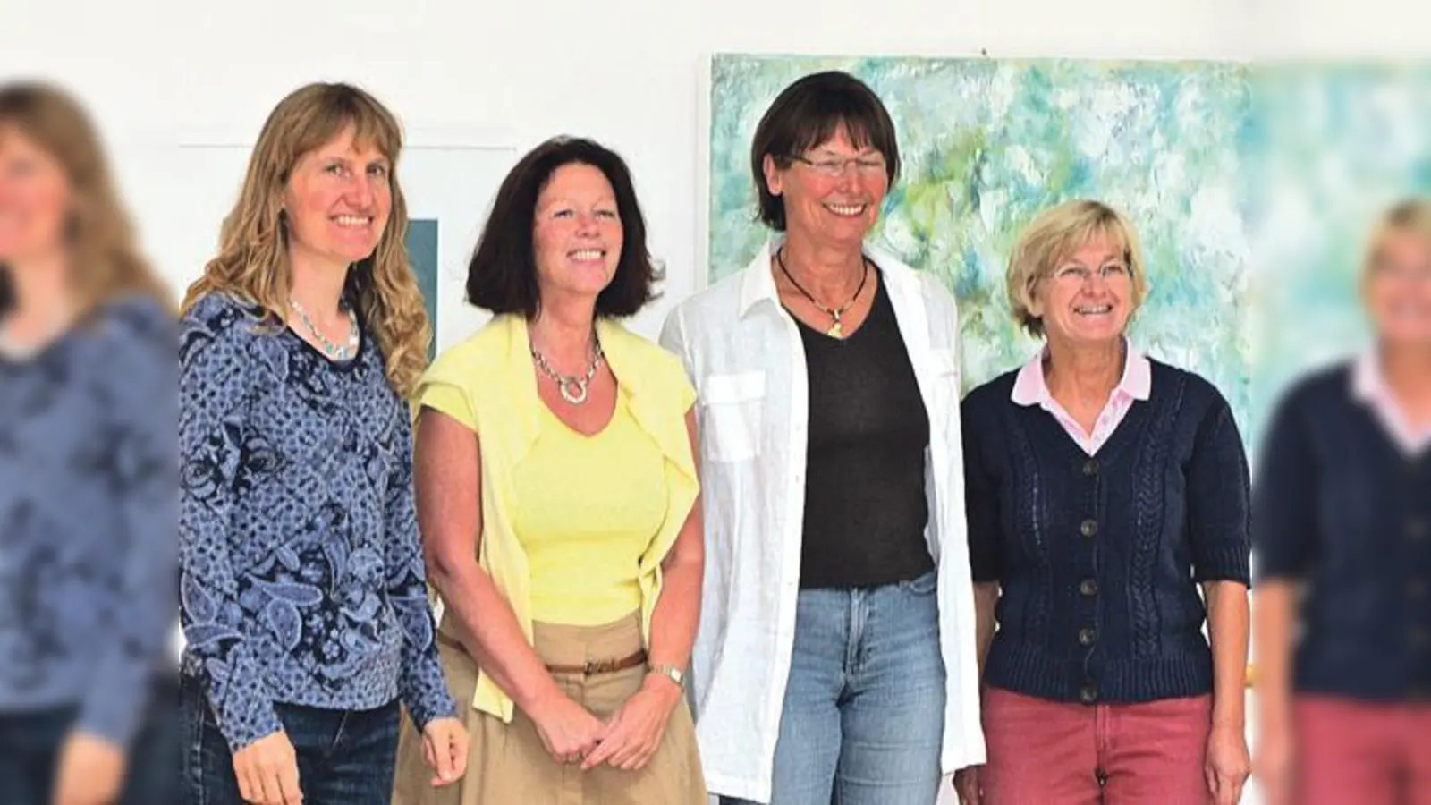 Renate Kraus, Christine Harrer, Heidi Wimbauer und Angelika Behles (v. l.) stellen ihre Werke aus.  (Foto: VA)