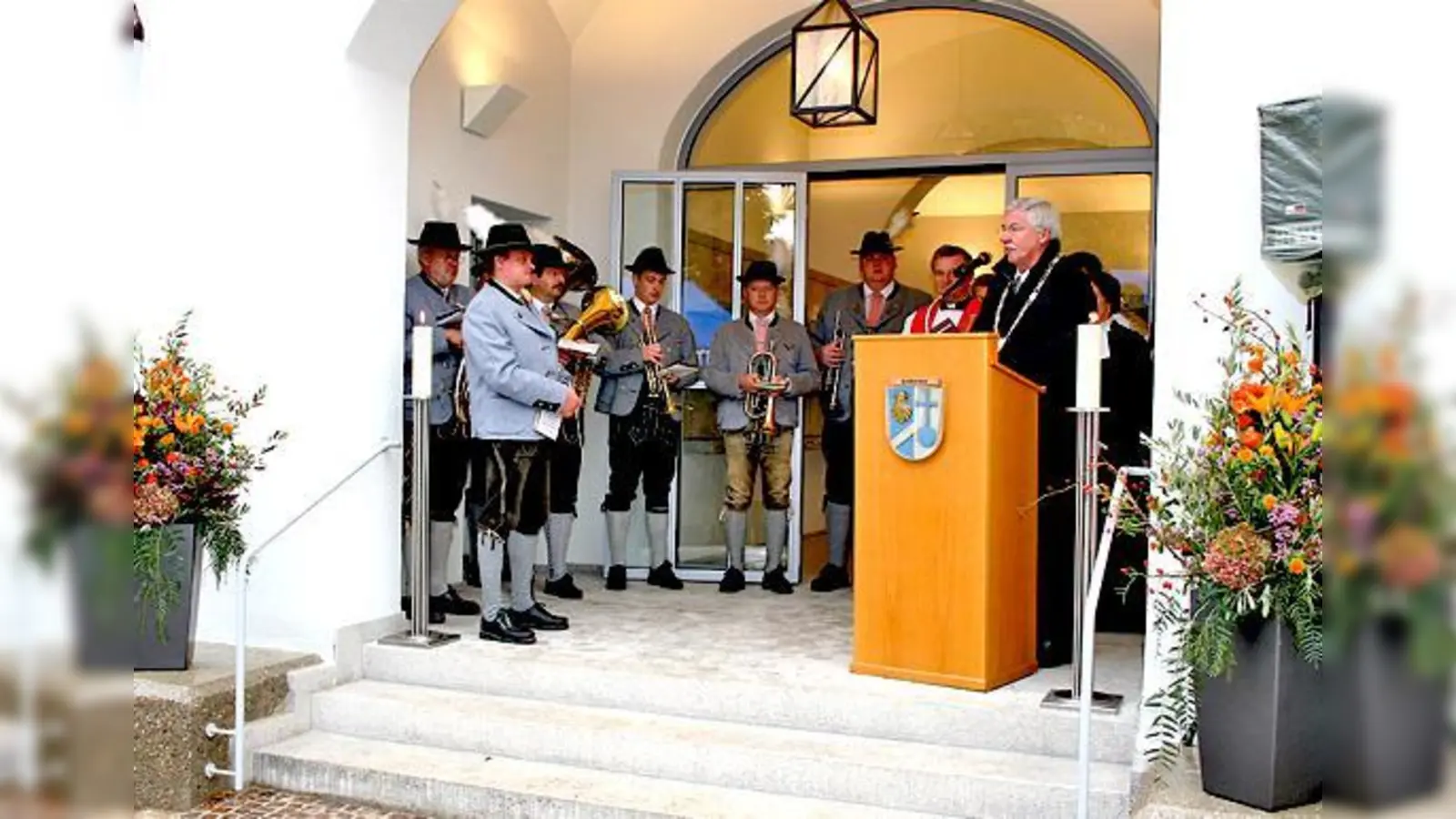 Nach der Ansprache von Rathauschef Werner van der Weck weihten die Feldkirchener Geistlichen die ehemalige Aussegnungshalle.	 (Foto: Gemeinde)
