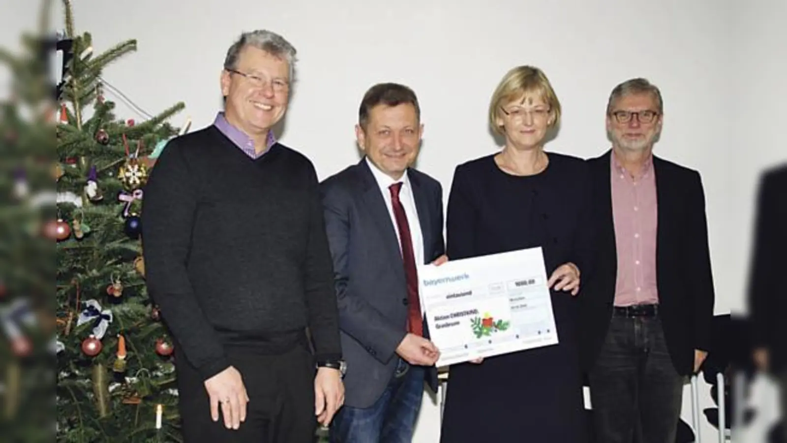 Uwe Wollschläger (Bayernwerk AG), Robert Dallmayr und Ursula Jekelius (Bayernwerk AG) überreichten Bürgermeister Klaus Korneder (2.v.l.) einen symbolischen Scheck für die »Aktion Christkind 2016« (von links nach rechts).	 (Fotos: privat)