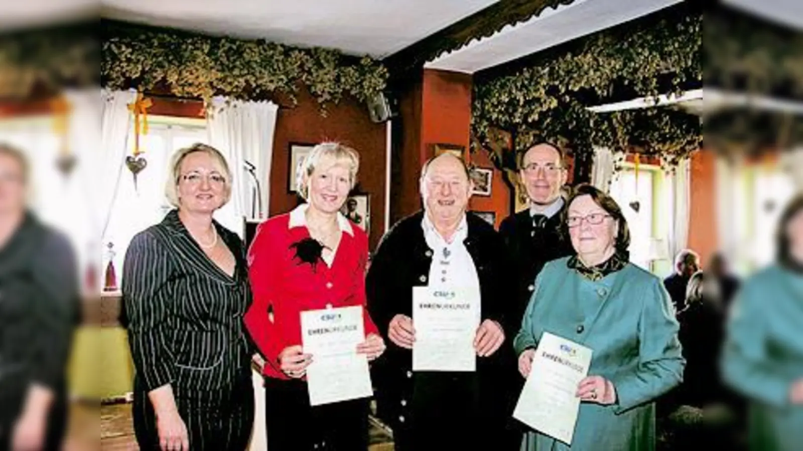 Beim Neujahrsempfang (v. l.) die Vorsitzende des CSU-Ortsverbands Ingrid Kaps, Ingrid Wiegand, Hans Staudinger, Bürgermeister Dr. Stefan Straßmair und Hedwig Geiger.  (Foto: Schwarz-Mehrens)