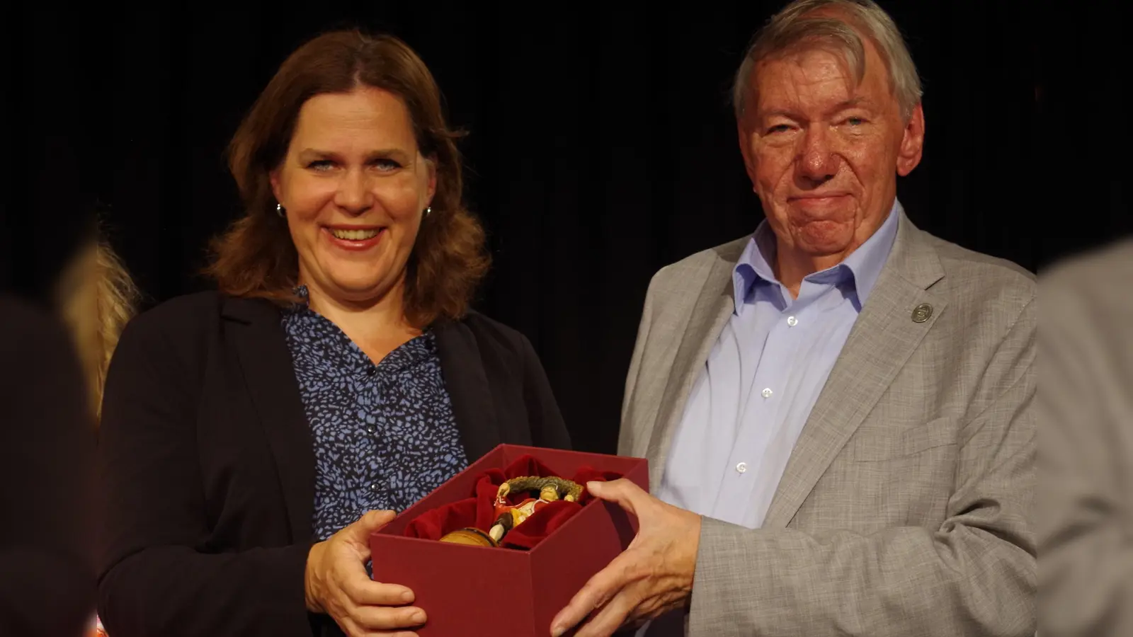 Verena Dietl (3. Bürgermeisterin) überreichte Josef Mögele im Namen der Stadt München einen „Schäffler“ als besonderes Jubiläums-Geschenk. (Foto: Beatrix Köber)
