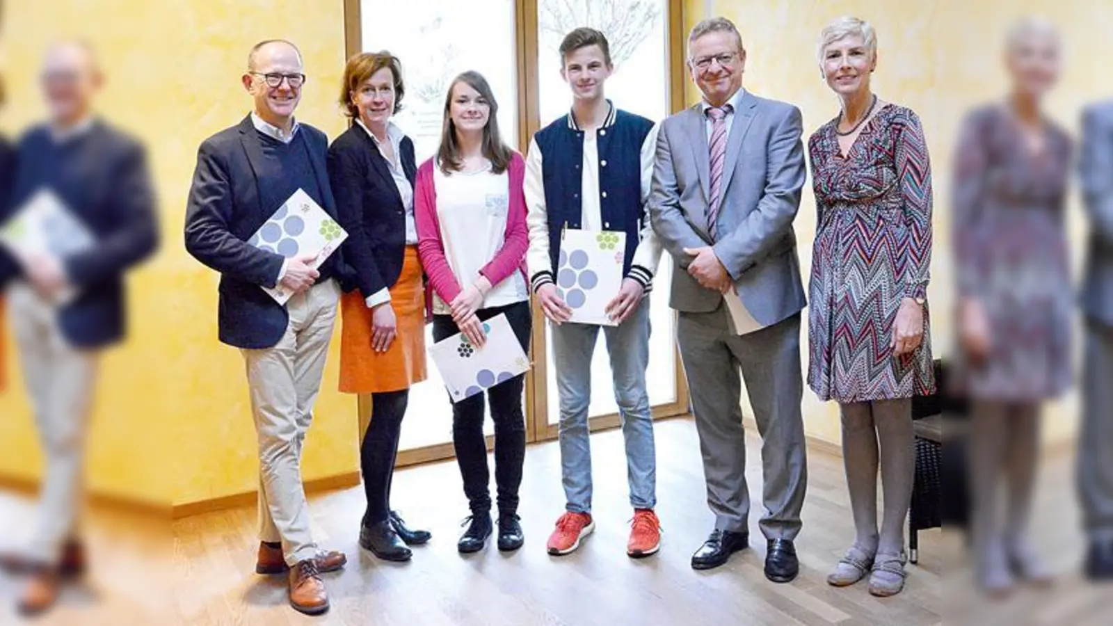 Freuten sich über gelungene Literatur (v.l.): KWA Vorstand Dr. Stefan Arend (Juror), Dr. Gabriele König (Jurorin), Fiona Freidank (Preisträgerin), Jonas Müller (Preisträger), Dr. Harald Parigger (Juror) und Gisela Hüttis (Wettbewerbsleiterin).	 (Foto: KWA)