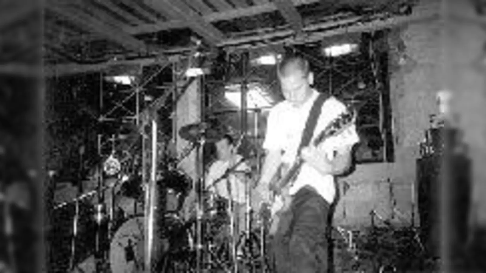 Die vier Jungs von »Constraint« lassen es in der Schwabinger Jugendkulturwerkstatt krachen. (Foto: Soundcafé)