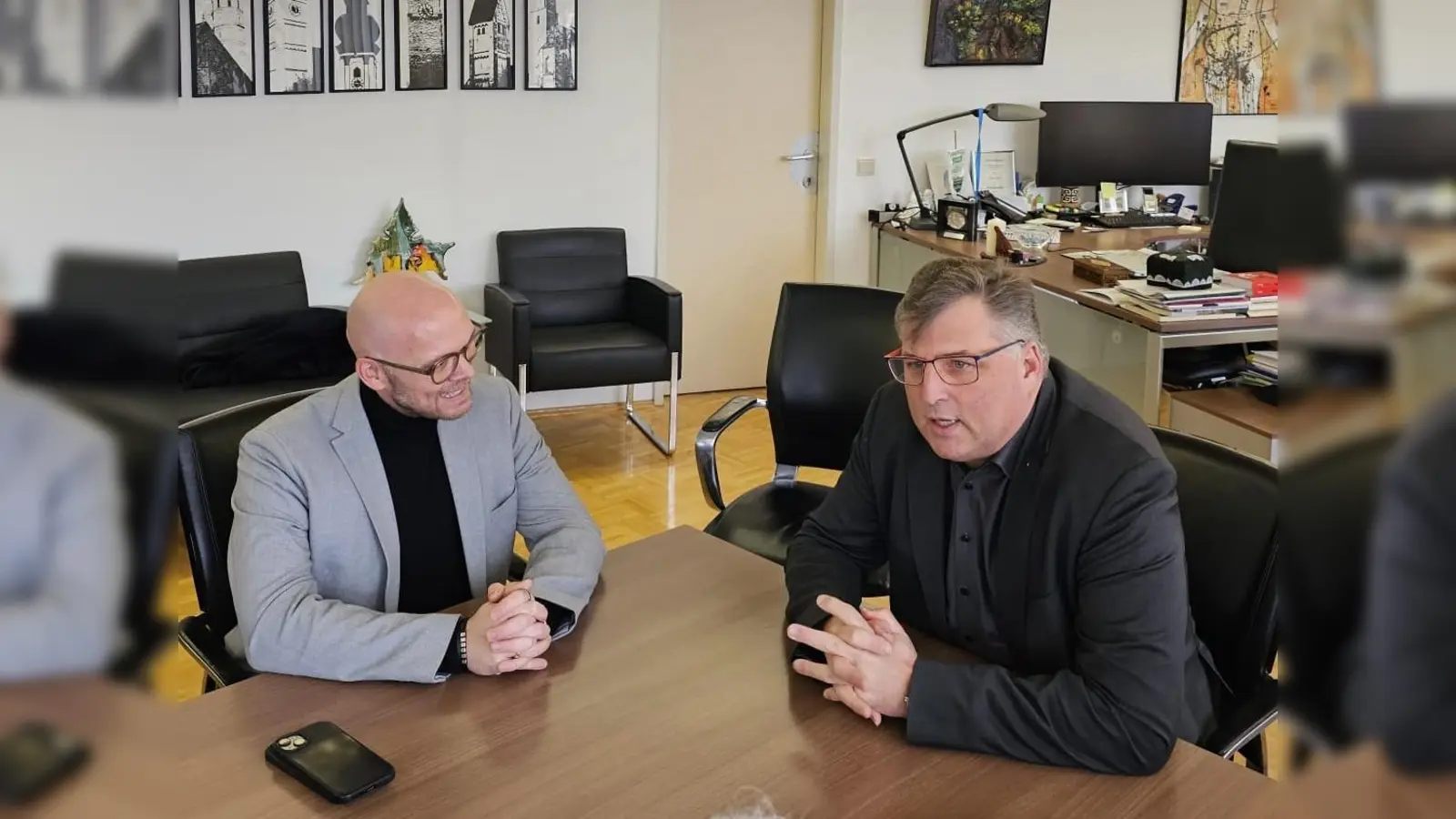 Digitalminister Mehring und Landrat Löwl sprechen über den Einsatz über KI beim Projekt „Aufenthalt Digital“. (Foto: LRA, Sina Török

)