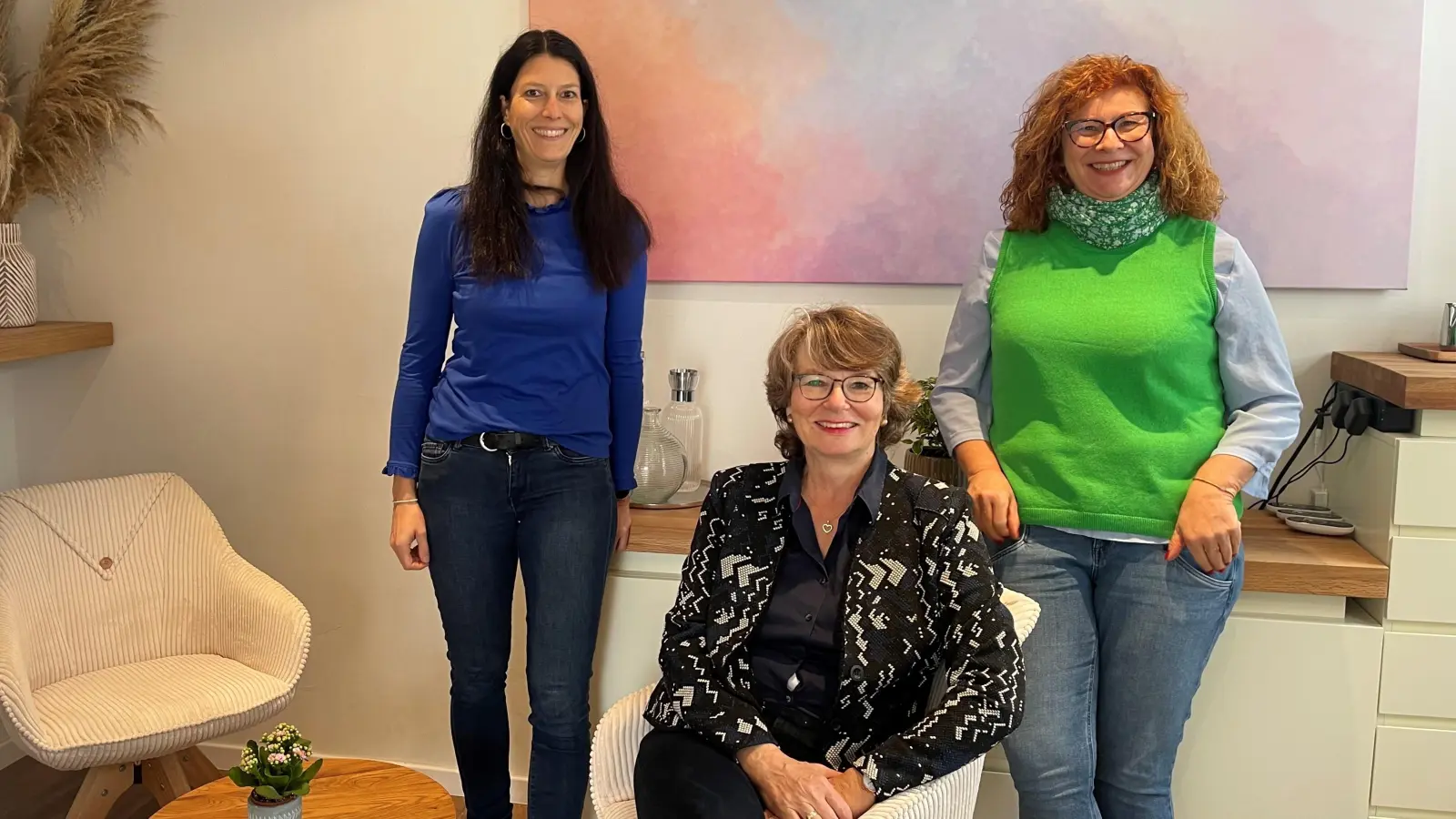 Im neuen Begegnungsraum Am Bahnhof 11a bietet Bettina Finger (Bildmitte) im Rahmen der DSGA eine offene Gesprächsmöglichkeit an. Im neuen Begegnungsraum sind ebenfalls Nicole Reeck (r.) und Veronika Stahuber (l.) mit ihren Angeboten aktiv. (Foto: hw)