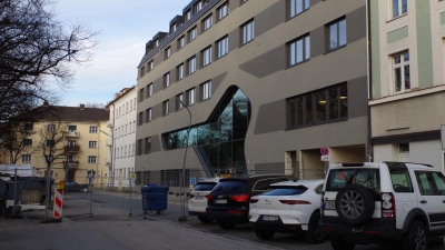 Die Baustelleneinrichtung an der Jugendherberge am Winthirplatz soll noch ein Jahr länger bestehen bleiben. (Foto: Beatrix Köber)