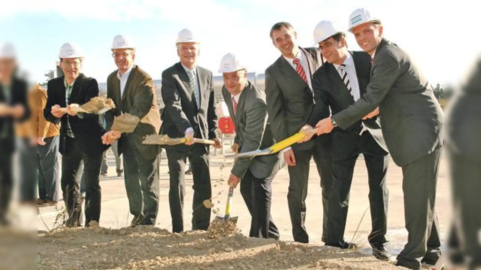 Beim 1. Spatenstich (v. l.): Stefan Rothörl und Peter Kleßinger von der EWG, Bürgermeister Jan Neusiedl, Andreas Lederle, Ulli Drescher von GMK sowie Harald Dany und Klaas Rühmann von Atlas Copco Energas GmbH.	 (Foto: hol)