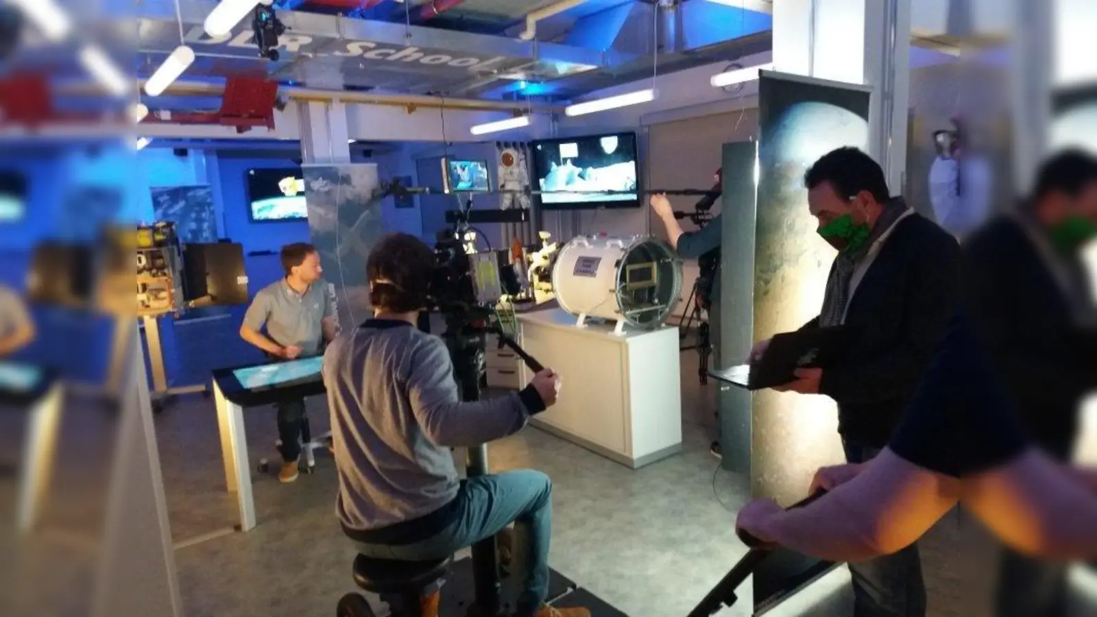 Bei den Dreharbeiten für den neuen Film des DLR-Schoollabs. (Foto: DLR)