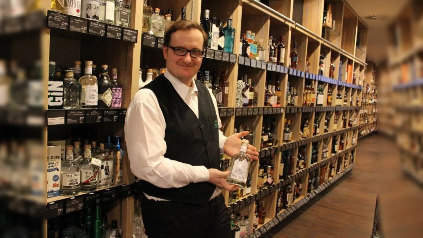 „Unheimliche Präzision”: Patrick Götz, Mitarbeiter der Wein- und Spirituosenabteilung in der Galeria Kaufhof am Rotkreuzplatz, empfiehlt den Bergbrenner Gin von Grassl. (Foto: sb)