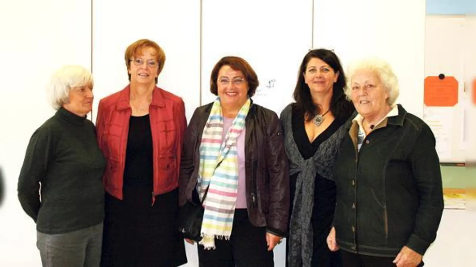 Unser Bild zeigt  (Foto: Wally Six, Annegret Harms und Katharina Bednarek (Gründungsmitglieder). Claudia Klein-Trumm und Margret Kumpfmüller (derzeitige und ehemalige 1. Vorsitzende) und Dörte Schack-Steffenhagen. 	Familienzentrum)