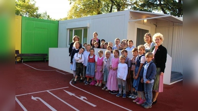 Die Schülerinnen und Schüler der Klassen 2a und 2b vor ihren Containern mit den Klassenlehrerinnen Stephanie Fröhlich und Franziska Frötschl, Schulleiterin Sonja Hörmann sowie Starnbergs Bürgermeisterin Eva John. (Foto: Stadt Starnberg)