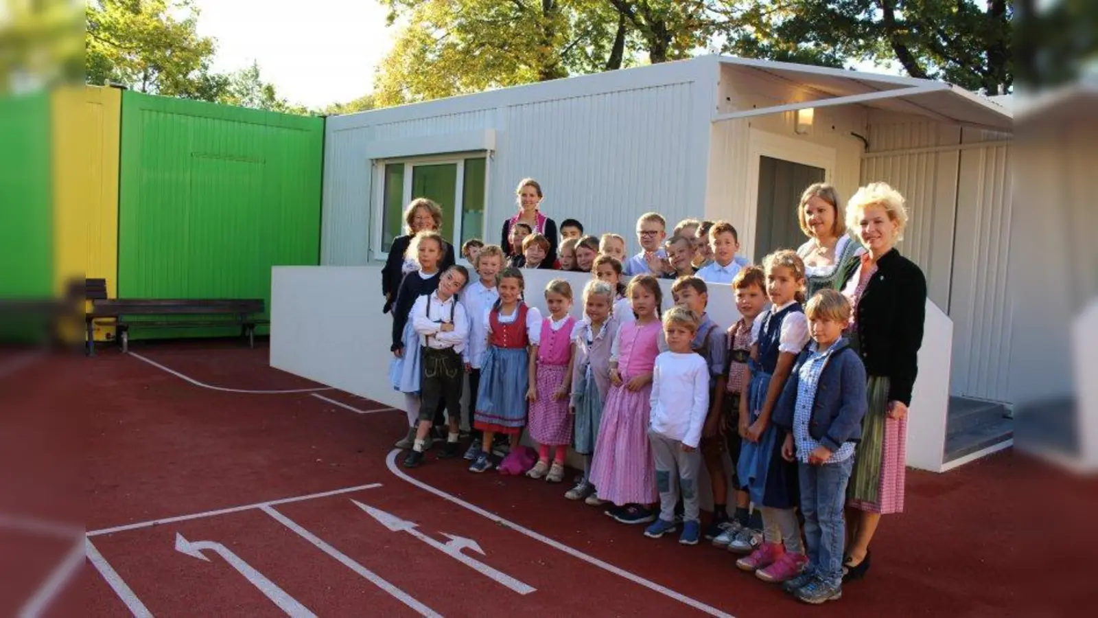 Die Schülerinnen und Schüler der Klassen 2a und 2b vor ihren Containern mit den Klassenlehrerinnen Stephanie Fröhlich und Franziska Frötschl, Schulleiterin Sonja Hörmann sowie Starnbergs Bürgermeisterin Eva John. (Foto: Stadt Starnberg)