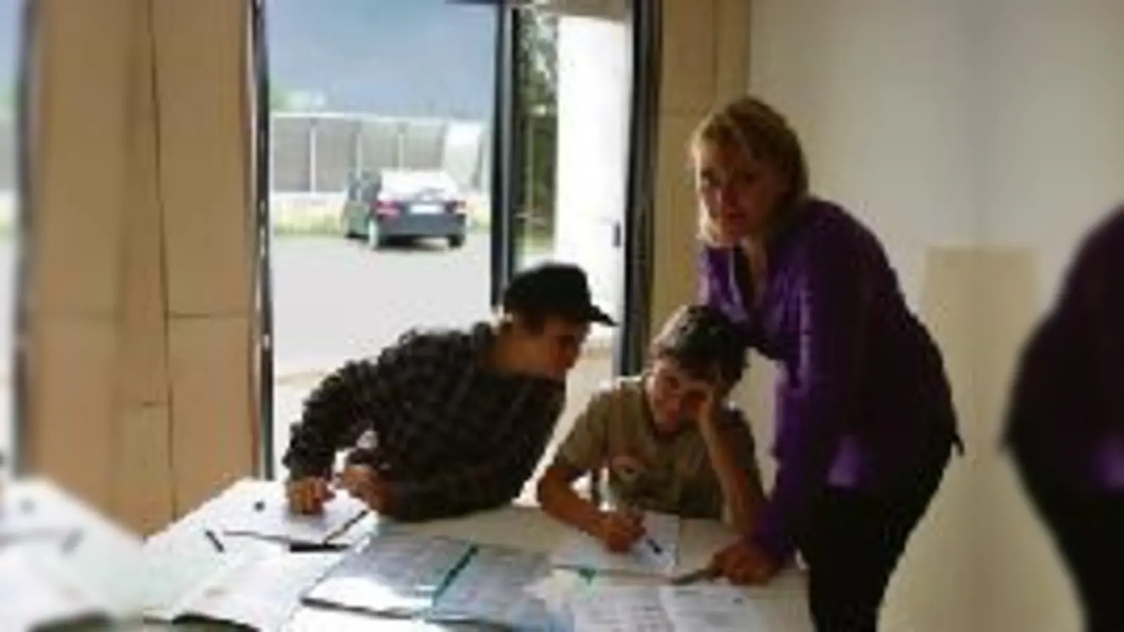 Die elfjährigen Schüler Stefan (links) und Thomas sind froh über die Hilfe von Carolin Egglkraut bei der neuen Nachmittagsbetreuung 	 (Foto: sh)