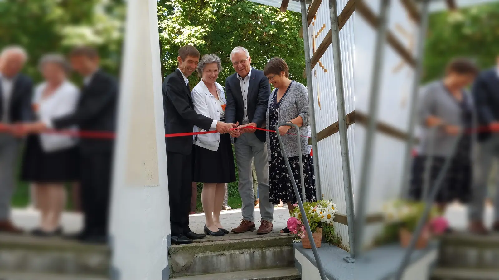 Pfarrer Ezard Everts und Bürgermeister Walter Brilmayer weihten die neuen Räume gemeinsam mit Mitarbeitern der Tafel ein. (Foto: Stefan Dohl)