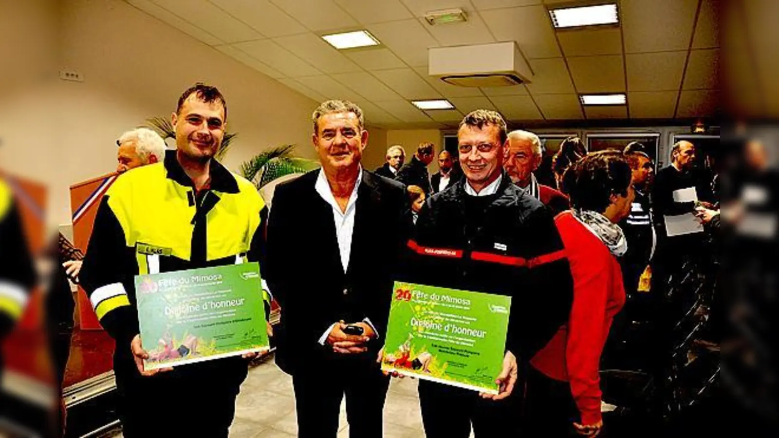 Eduard Klas, Mandelieus Bürgermeister Henri Leroy und Didier Holton von den Jeunes sapeurs Pompiers mit dem Diplom dHonneur  der Ehrenurkunde.	 (Foto: privat)