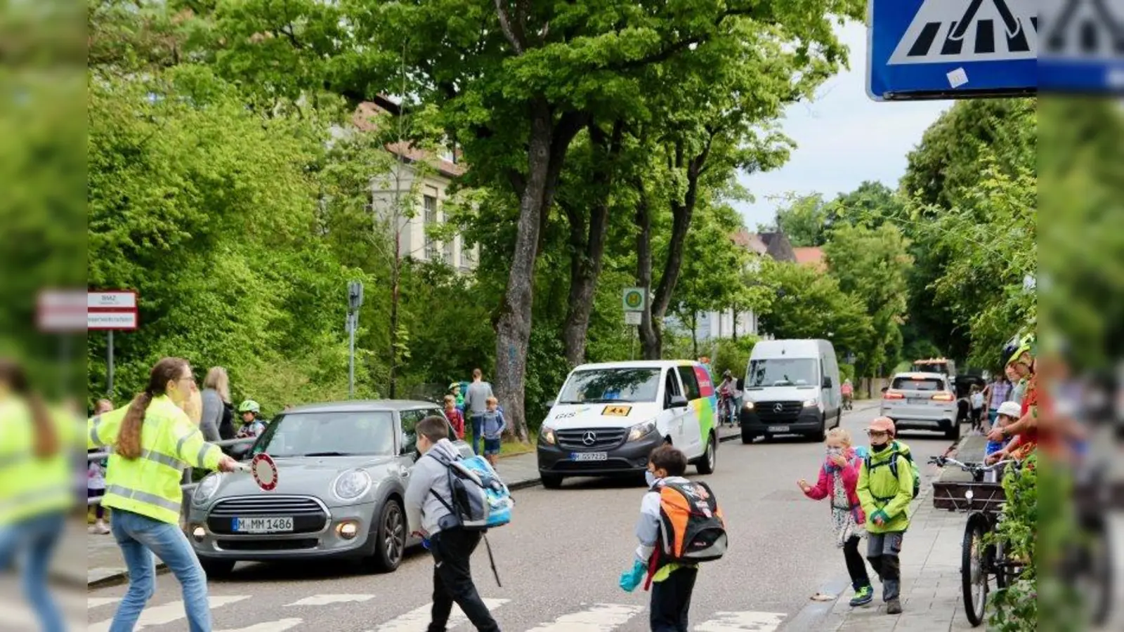 Verkehrsproblem vor der Oselschule: hier soll im September ein Ortstermin mit Stadt, Polizei, Elternschaft und Bezirksausschuss weitere Maßnahmen diskutiert werden. (Foto: us)