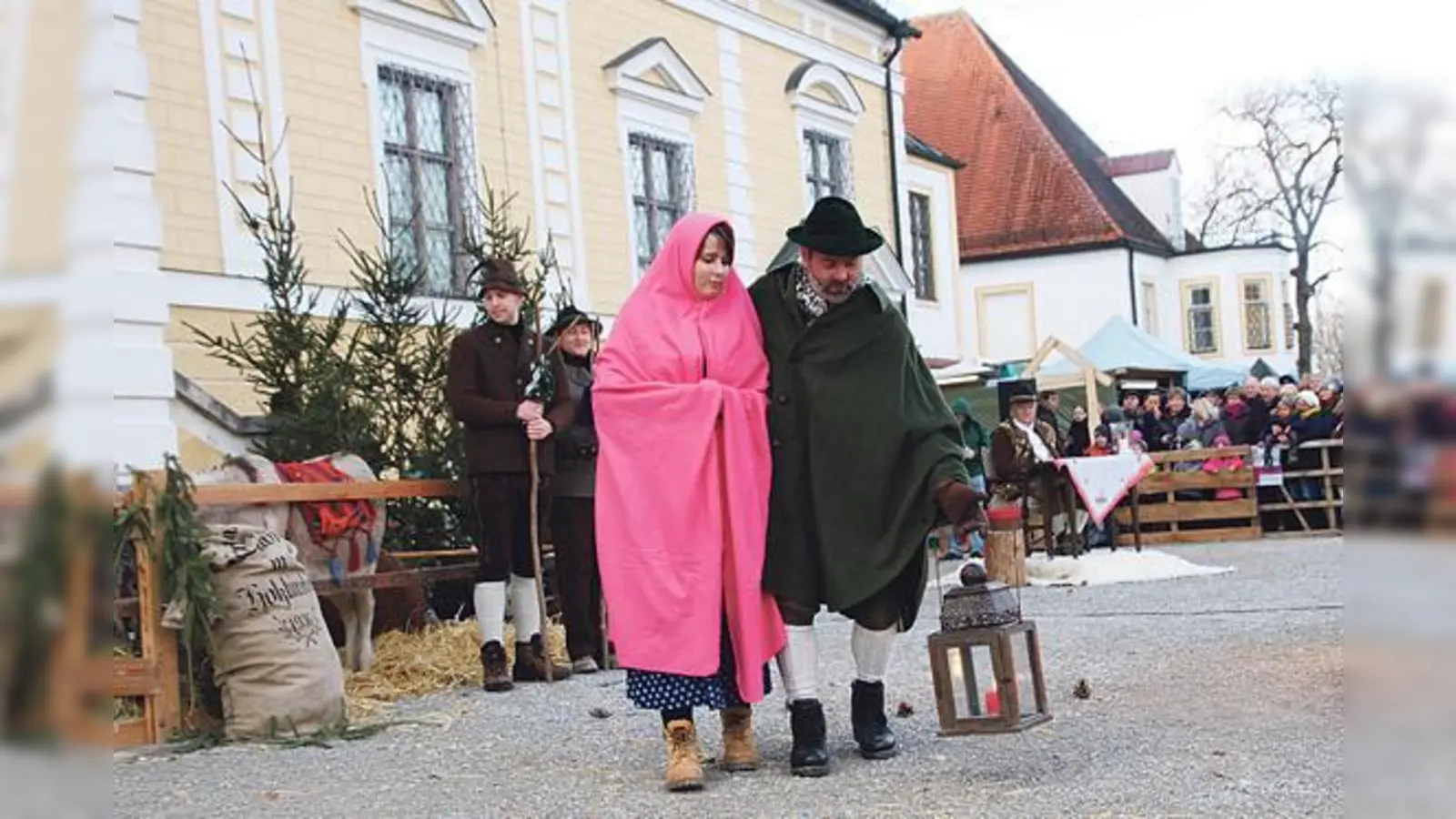 Vorm alten Schloss veranstalten die Trachtler am 3. Advent ihr lebendiges Krippenspiel.	 (Foto: Birkenstoana)