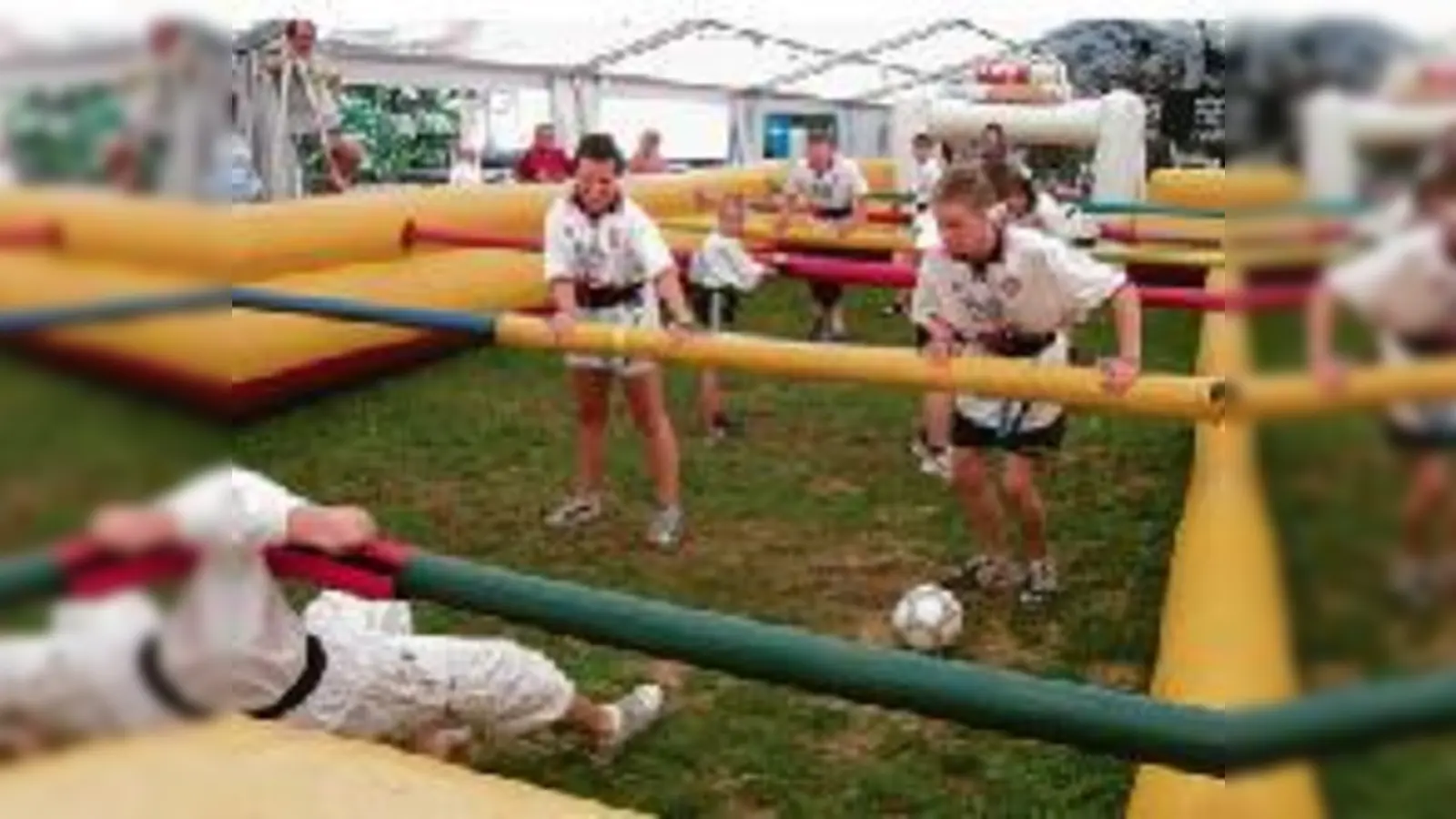 Gar nicht so einfach: Das zweite Riesenkicker-Turnier beim Echinger Seefest.	 (Foto: Frank Leuner)