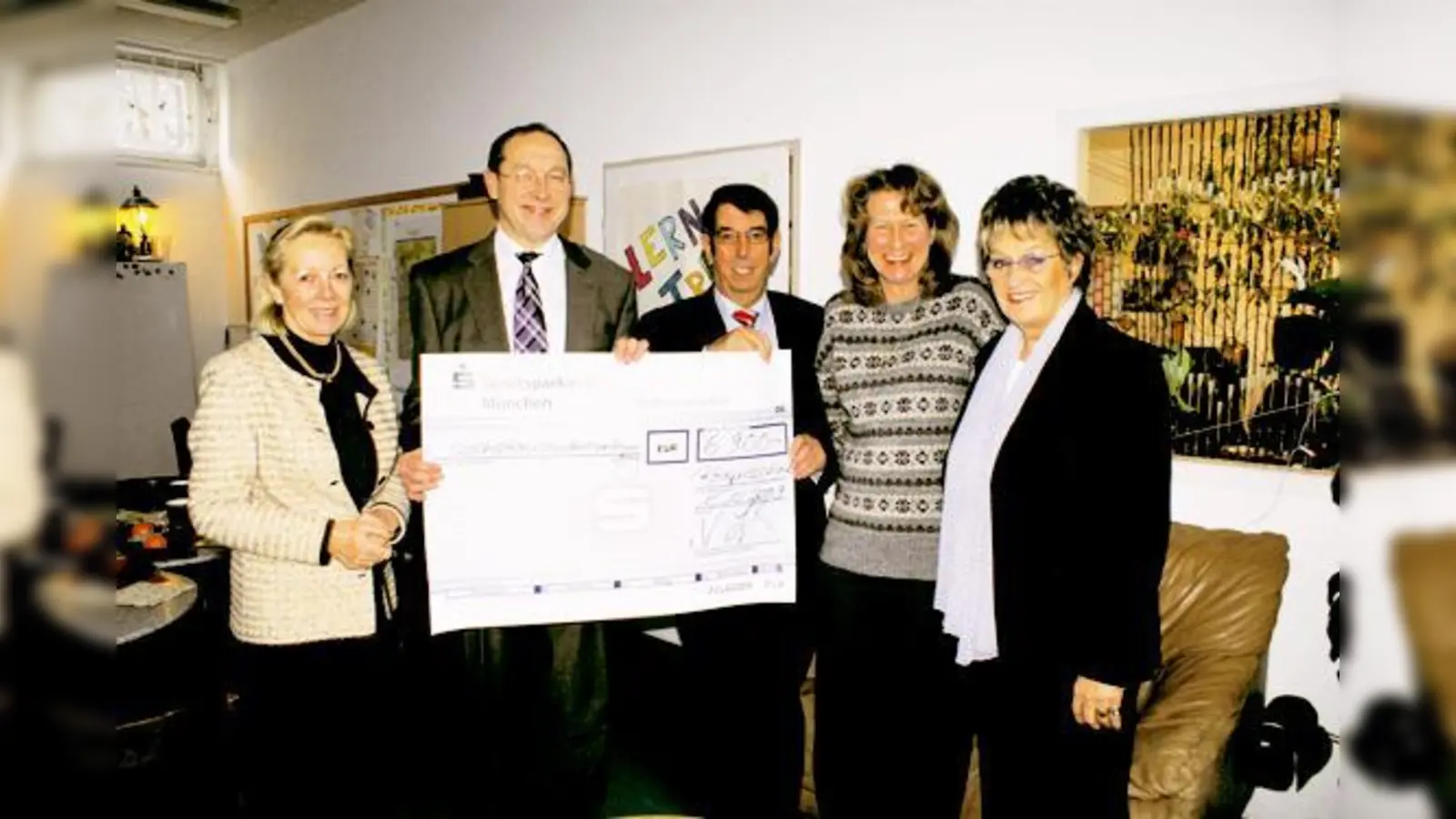 Weihnachtsfreude für Kinder: 6.900 Euro spendete  Familie Schmucker. Max Straßer übergab den Betrag. Auf dem Foto (von links): Margot Günther, Max Straßer, Adi Jackermayer, Renate Sappel und Marga Jackermayer.	 (Foto: Privat)