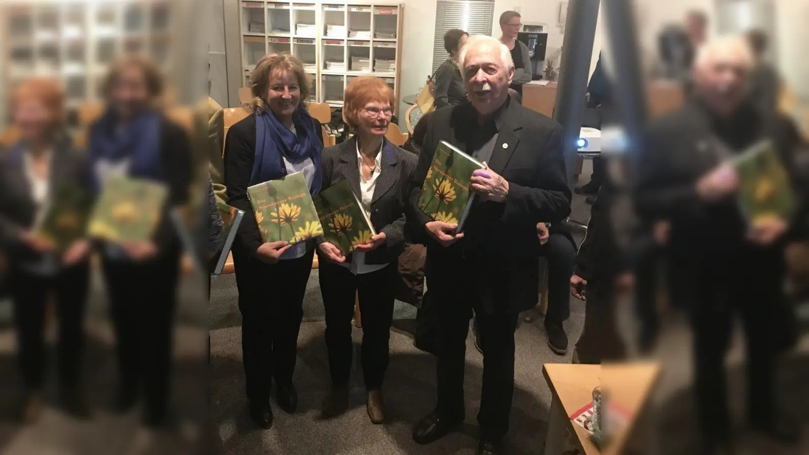 Hans Jochen Iwan begeisterte die Zuhörern mit einem fesselnden Vortrag und <br>einer Lesung aus seinem Buch „Die Starnberger Biotope“. Über eine gelungene Buchpräsentation freuten sich auch seine Frau (Mitte) und Starnbergs Bürgermeisterin Eva John. (Foto: Stadt Starnberg)