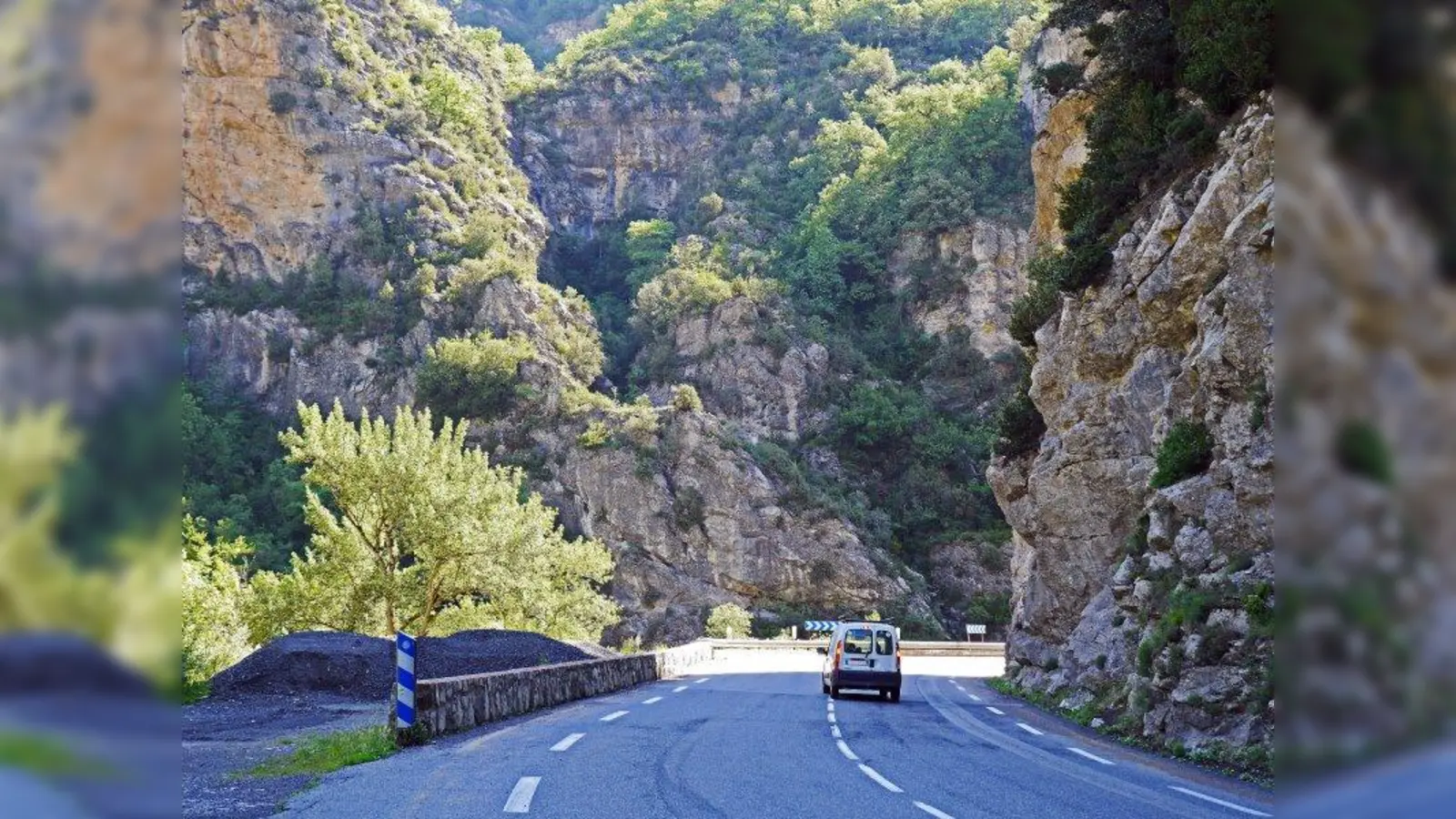 Gerade bei Straßen beinhalte die Verkehrssicherungspflicht keinen allumfassenden Schutz vor sämtlichen Naturgewalten, entschied das Landgericht Coburg. (Foto: Erich Westendarp/ pixelio.de)