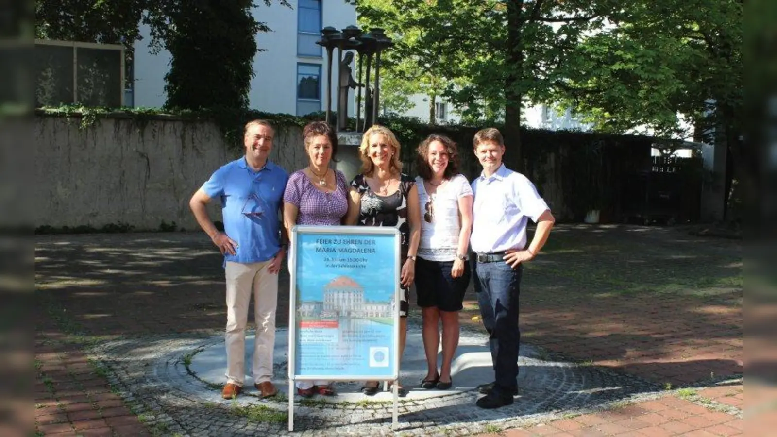 Freuen sich auf die Feier zu Ehren der Maria Magdalena in der Schlosskirche (v.l.): Thomas Greinwald, Petra Steidl, Sabine Boisserée, Birgit Dirschl und Diakon Alexander Reischl von der Pfarrei Christkönig. (Foto: sb)