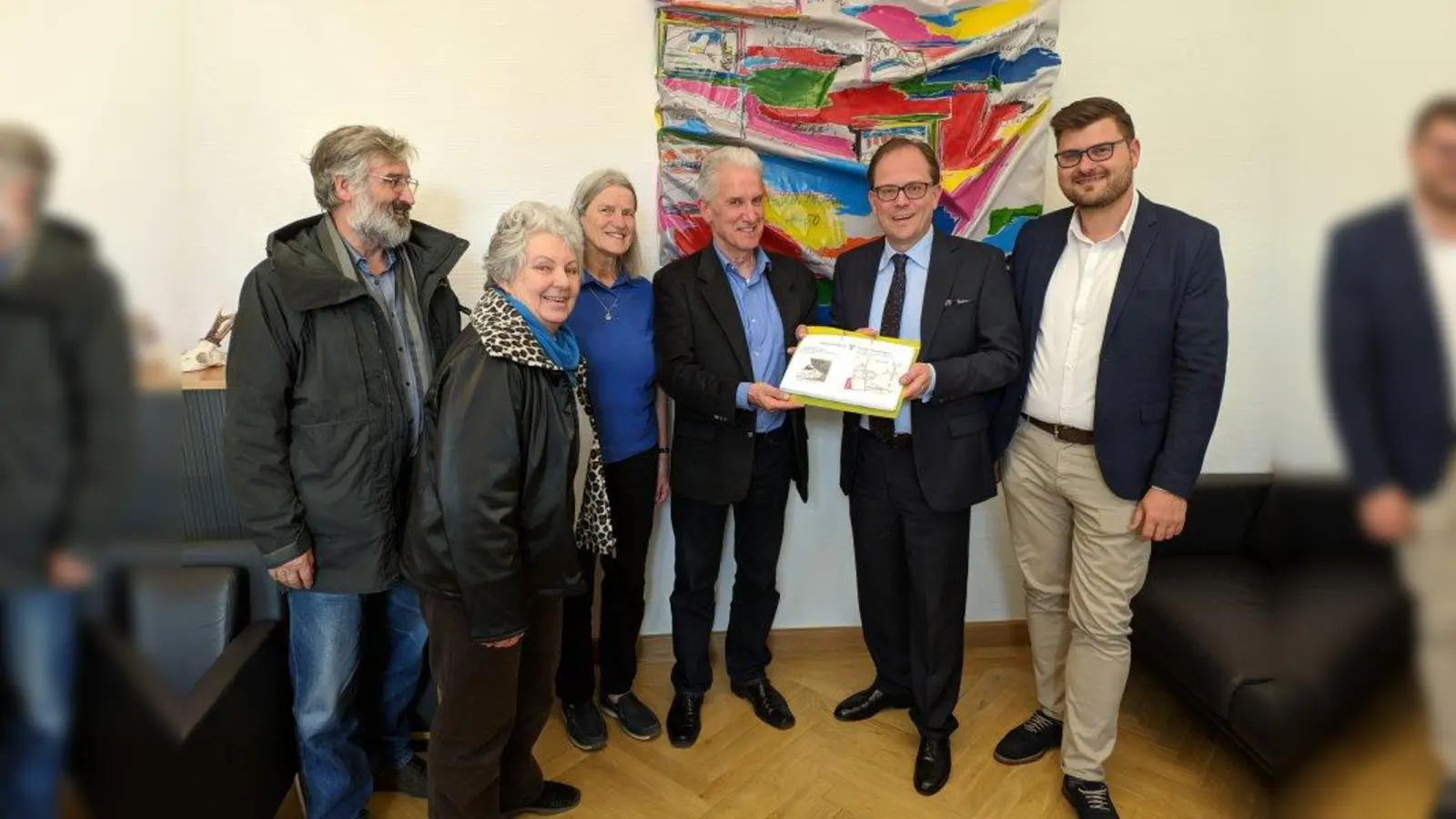 Bei der Übergabe der Unterschriften von links: Johannes Ney, Barbara Ney, Uta Wagner, Jürgen Müller (Bürgervereinigung Aubing-Neuaubing), Bürgermeister Manuel Pretzl und Bezirksausschussvorsitzender Sebastian Kriesel. (Foto: Bürgervereinigung)