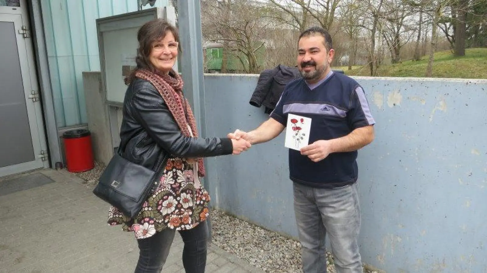 Frauke Stechow vom Helferkreis Asyl Germering mit dem ehrlichen Finder bei der Übergabe des Finderlohns und der Dankeskarte. (Foto: pi)