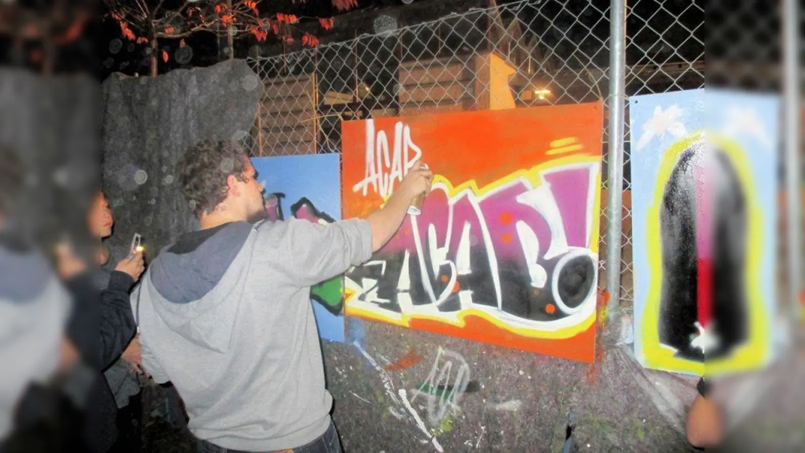 Sich einmal ganz legal und im Auftrag als Graffiti-Sprayer betätigen: Das Jugendhaus „Come In“ in Weilheim macht es möglich. (Foto: "Come In")