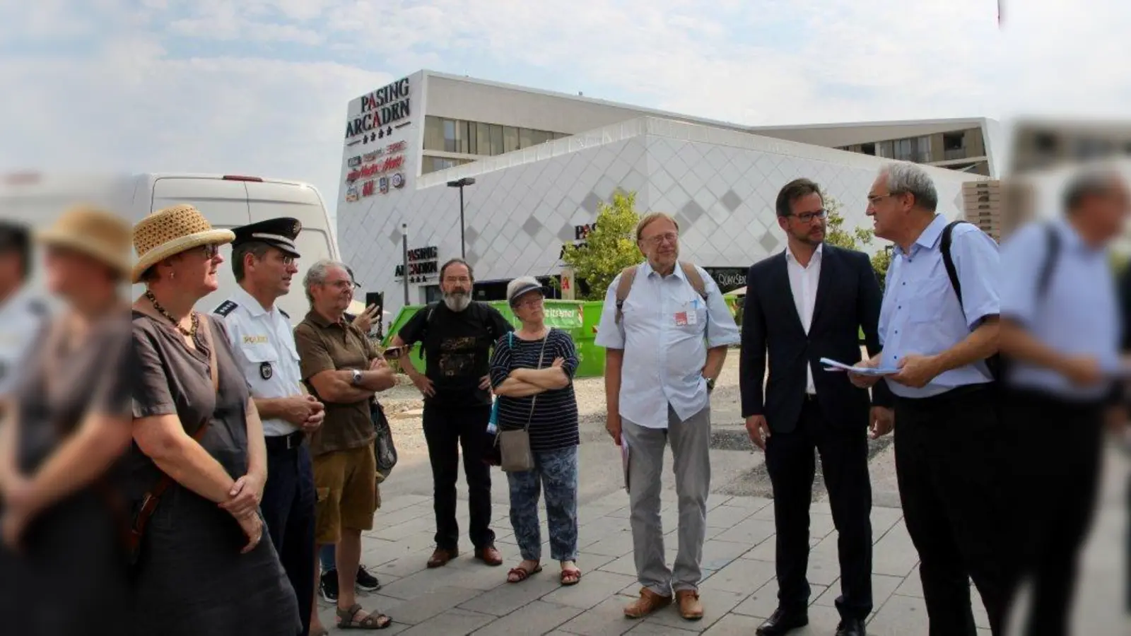 Gemeinsam mit Geschäftsleuten, Vereinen, Stadtteilmanagement und Polizei verschaffte sich Landtagsabgeordneter Florian Ritter und Bundestagsabgeordneter Florian Pronold (v.r.) einen Überblick über die Umgestaltung Pasings. (Foto: us)