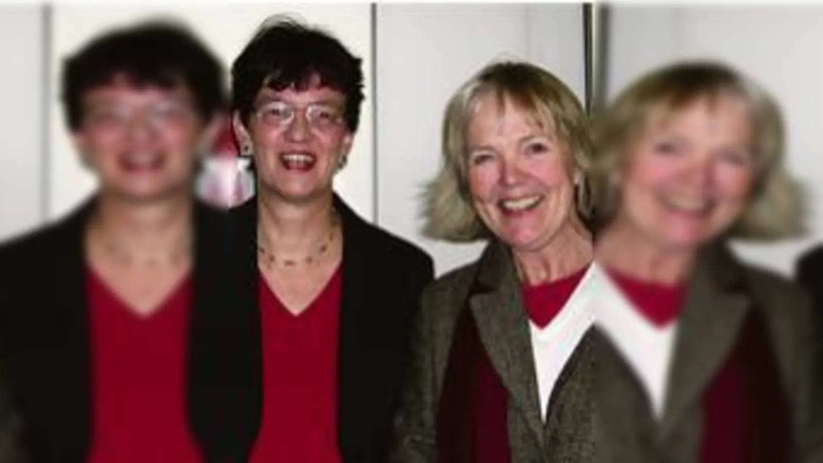 Zweite Bürgermeisterin Christine Strobl (links), selbst überzeugte »Dorfbewohnerin«, eröffnete die Ausstellung von Sabine Jörg.	 (Foto: sg)