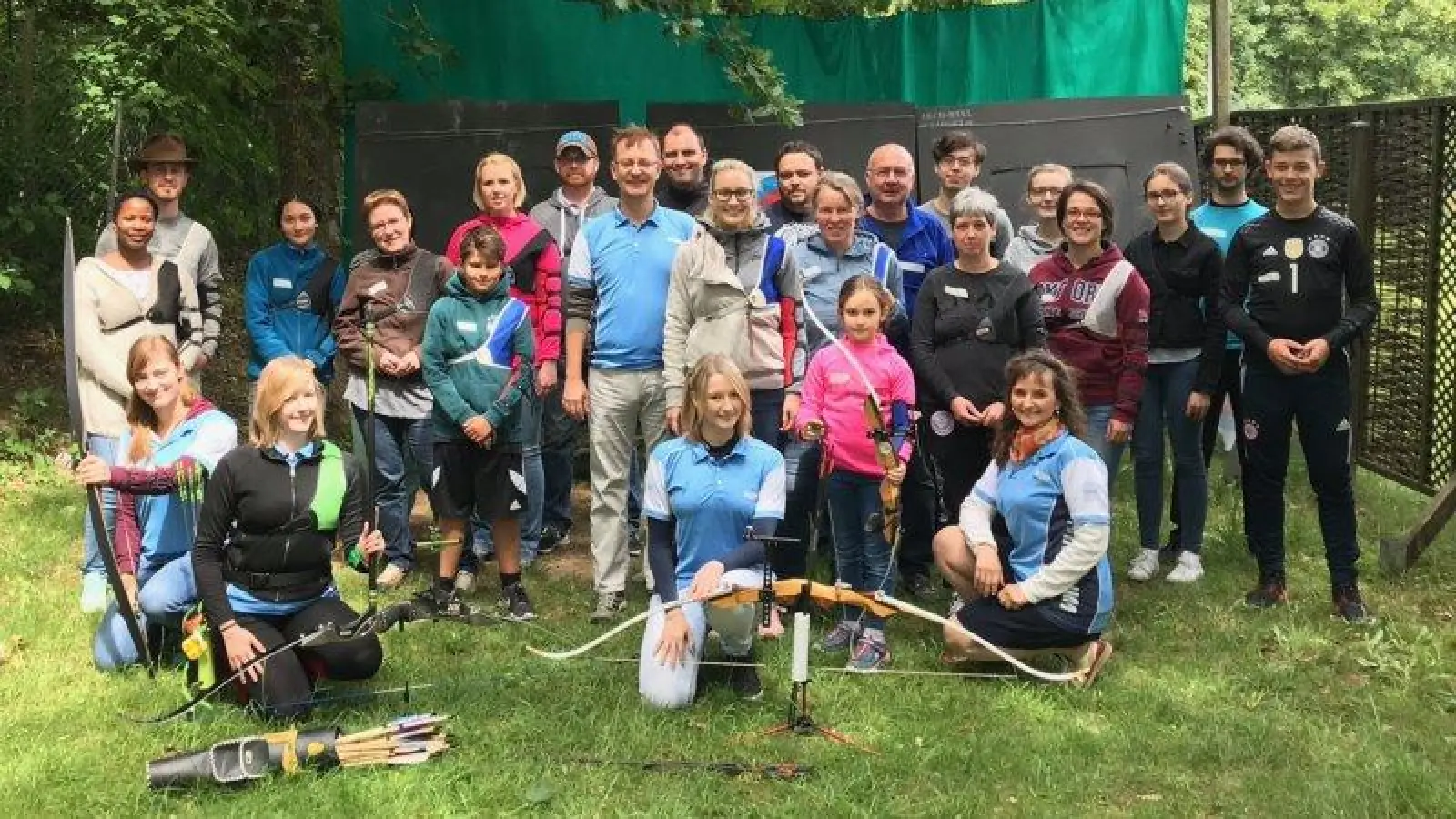 Einen spannenden Tag zwischen zischenden Pfeilen verbrachten die Teilnehmer im Schnupperkurs der SCUG-Schützen in Germering. (Foto: SCUG)