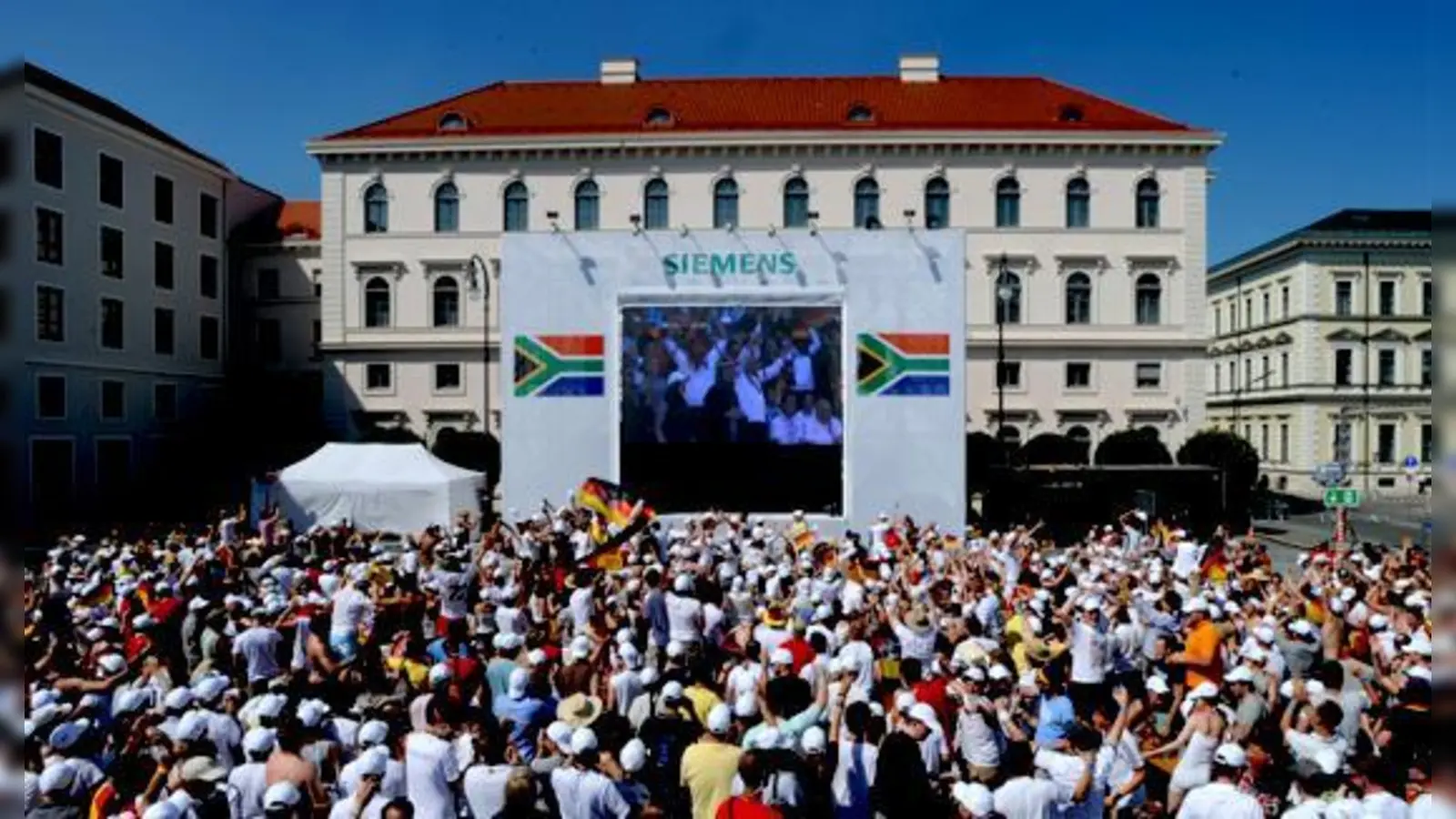Bereits zur Fußball-WM 2010 veranstaltete die Siemens AG auf dem Wittelsbacherplatz ein Public Viewing. Am 3. Juli feierten die deutschen Fans den Führungstreffer der deutschen Mannschaft gegen Argentinien.  (Foto: Siemens)