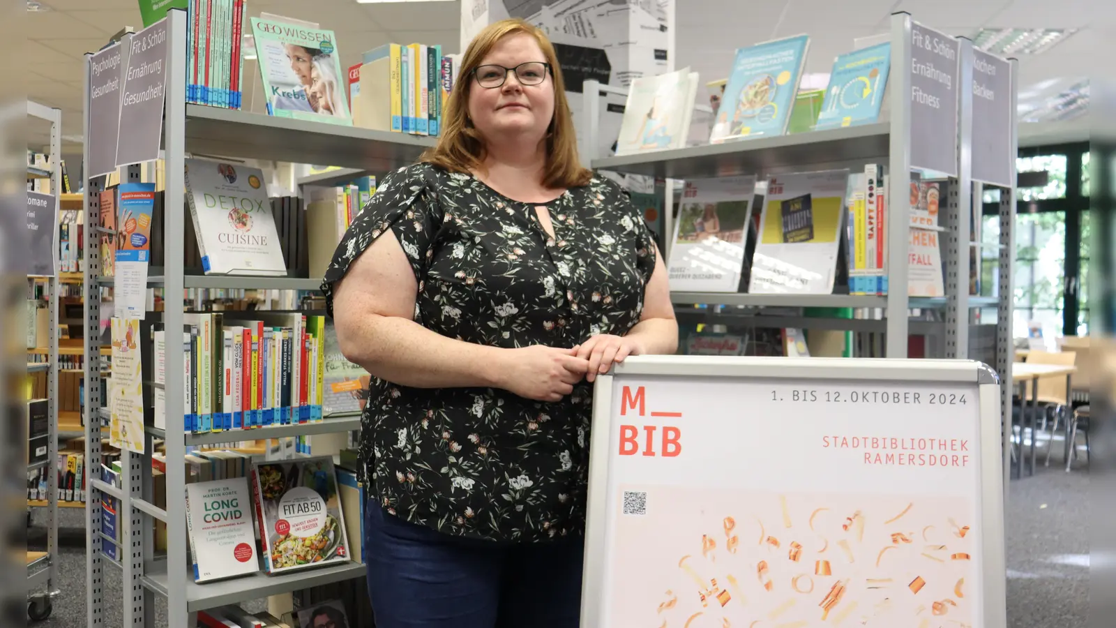 Leiterin Franziska Fähndrich freut sich auf das Programm zum 90-jährigen Jubiläum der Stadtbibliothek Ramersdorf, die eine wichtige Anlaufstelle im Viertel ist. (Foto: bas)