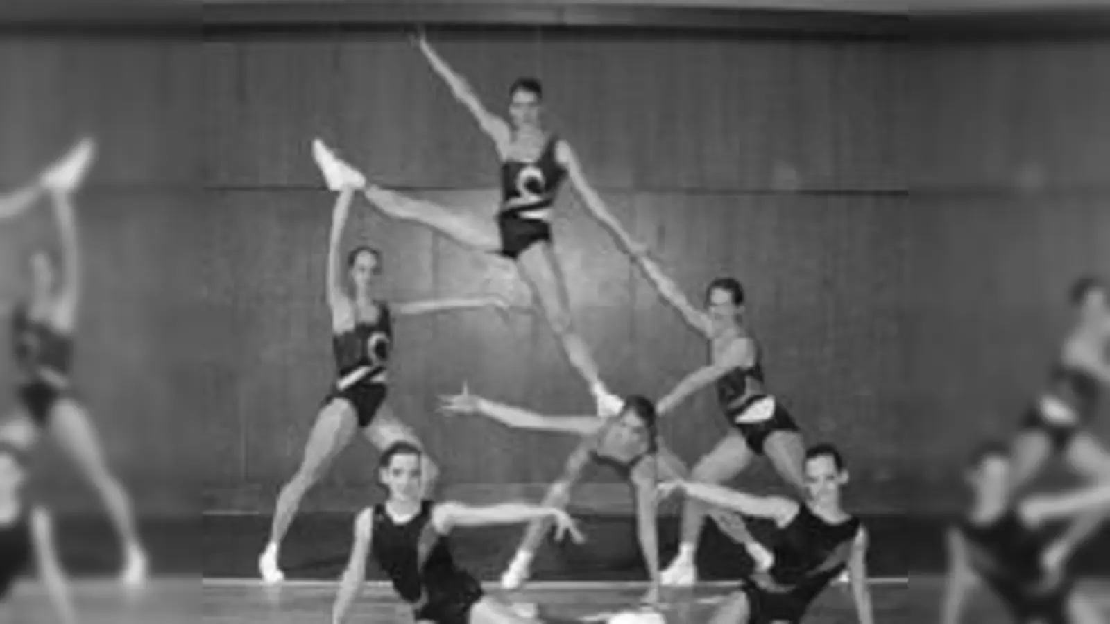 Holten bei ihrem ersten Wettkampf gleich Pokale: die neue Sportaerobic-Gruppe des TSV  (Unterföhring.Foto: Verein)